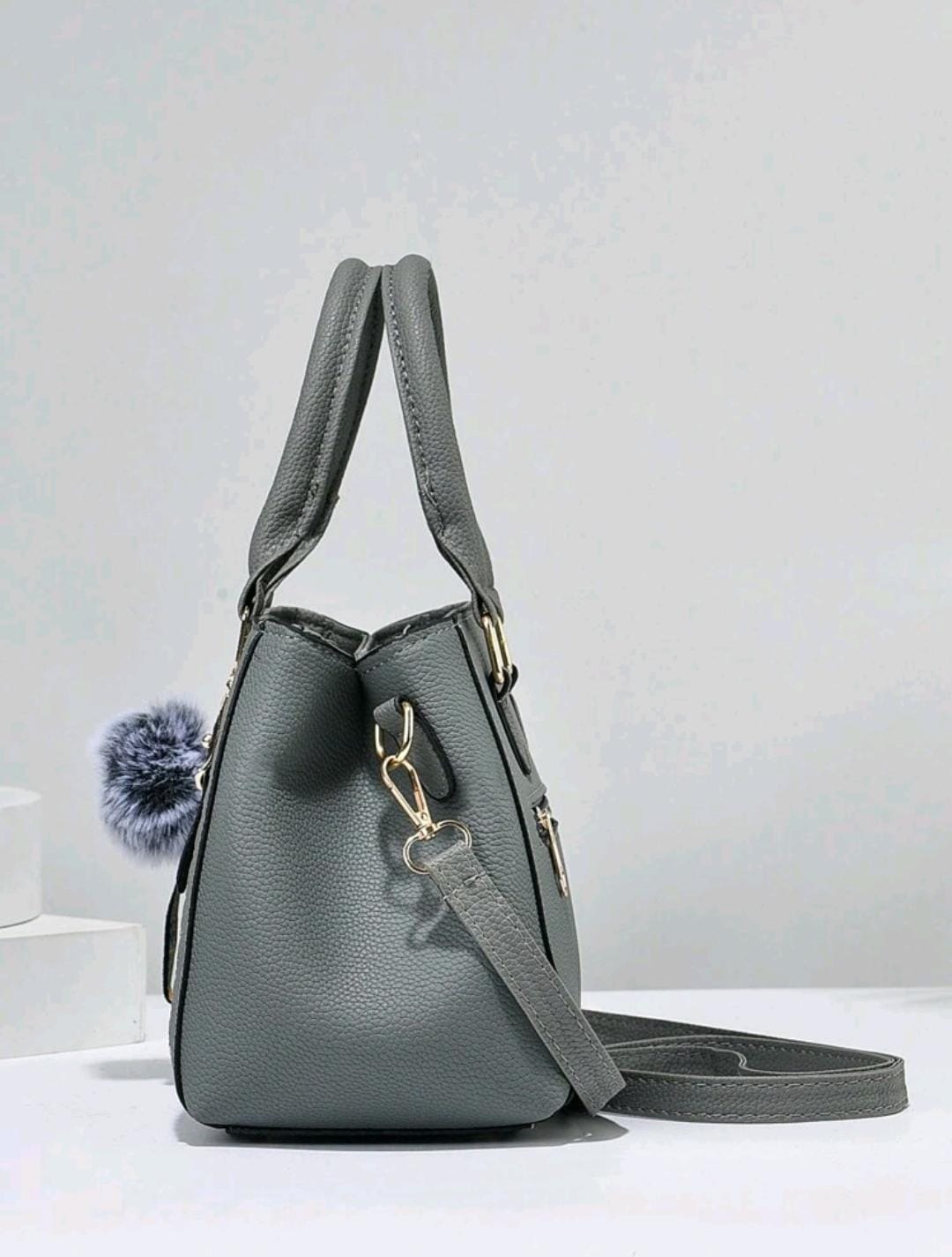 Nouveau sac à main d'épaule avec pendentif de boule de fourrure
