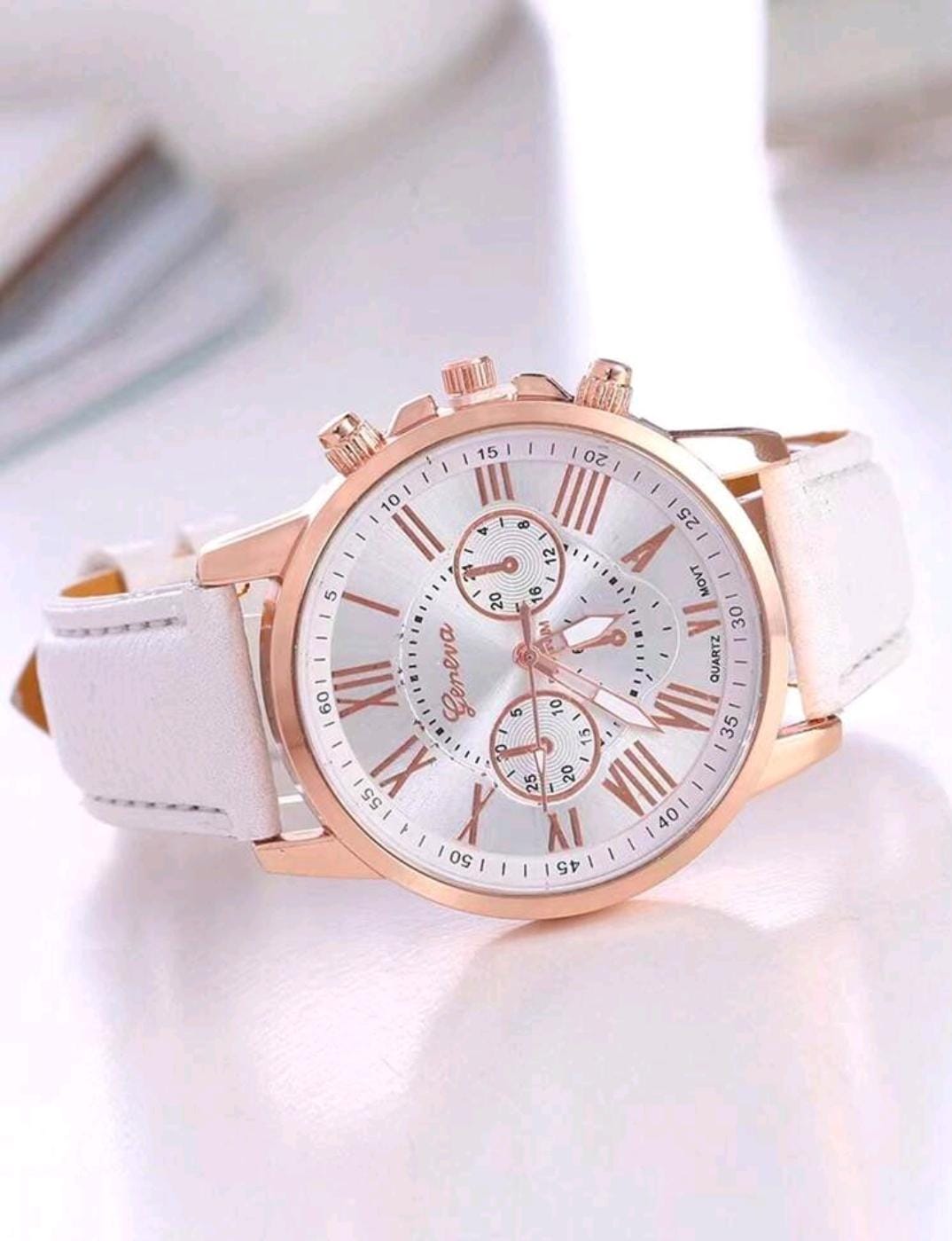 Montre Femme, Simple Mode Blanche Bracelet en PU