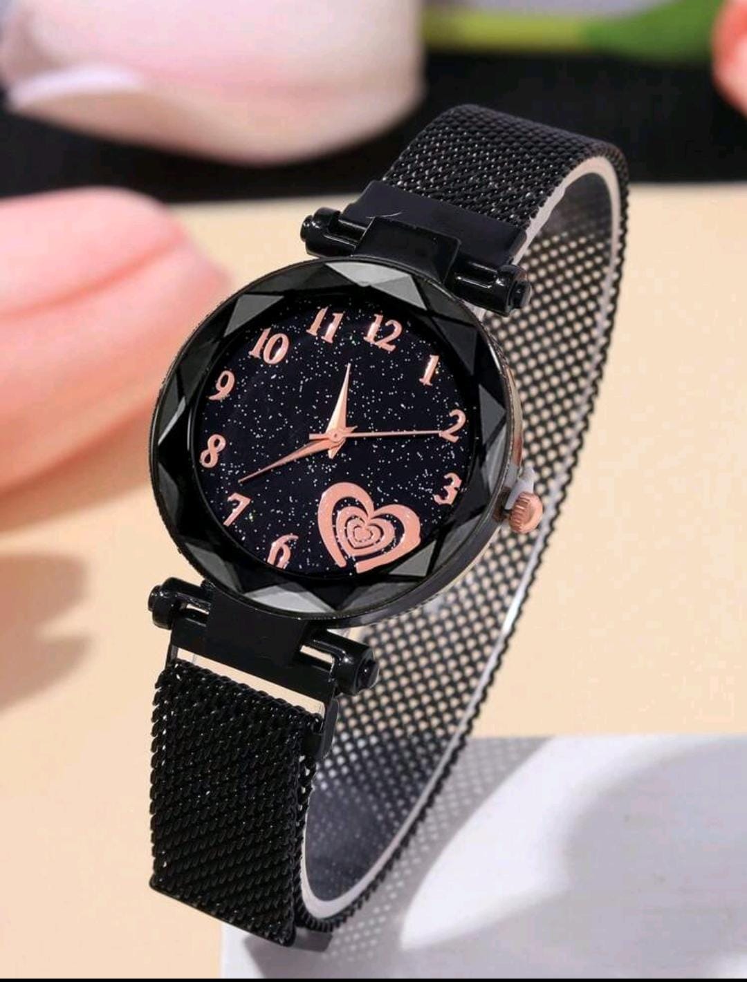 Montre femme quartz à la mode en alliage avec bande métallique et bracelet en forme de cœur en alliage