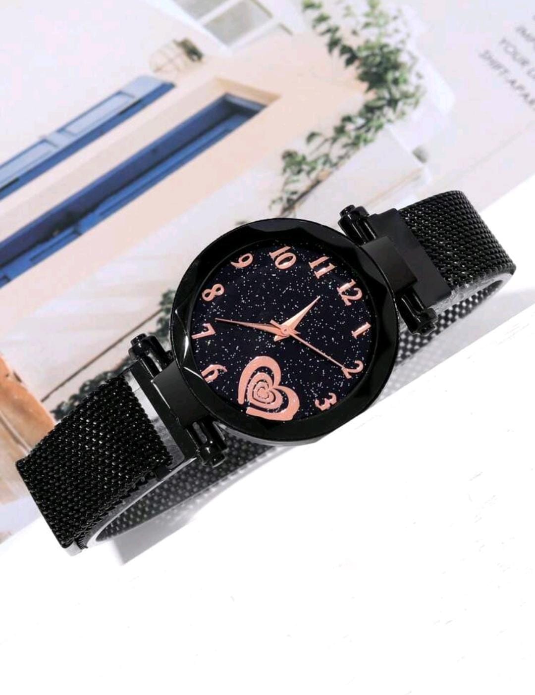 Montre femme quartz à la mode en alliage avec bande métallique et bracelet en forme de cœur en alliage