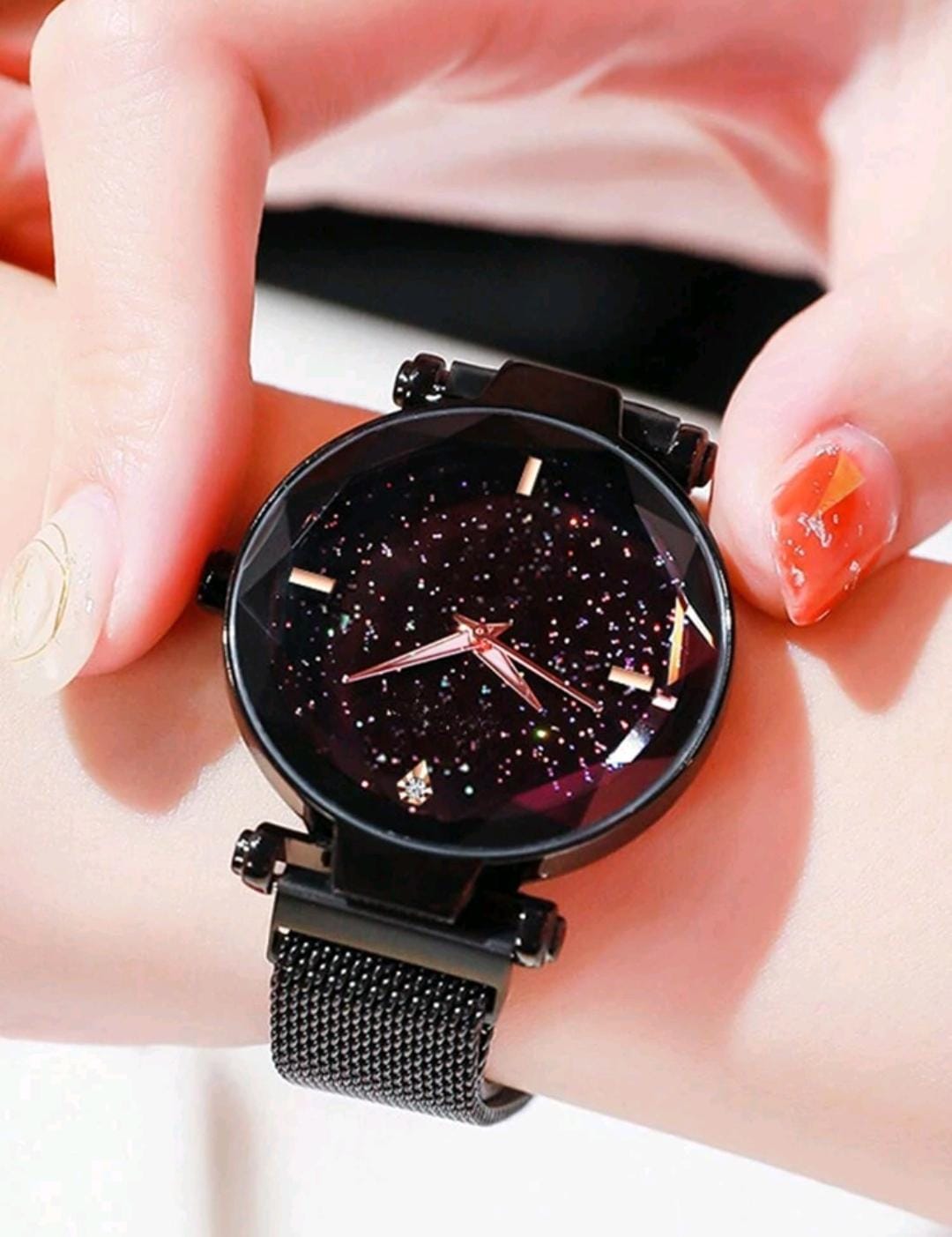 Montre femme quartz à la mode en alliage avec bande métallique et bracelet en forme de cœur en alliage