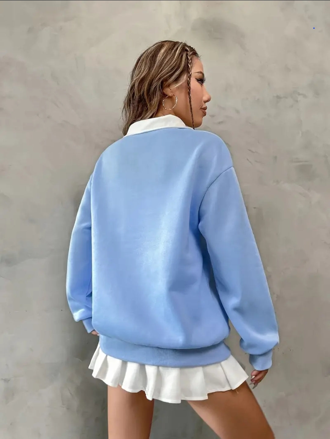 Pull-over pour femme, col polo, motif monogramme, adapté au sport et au quotidien.