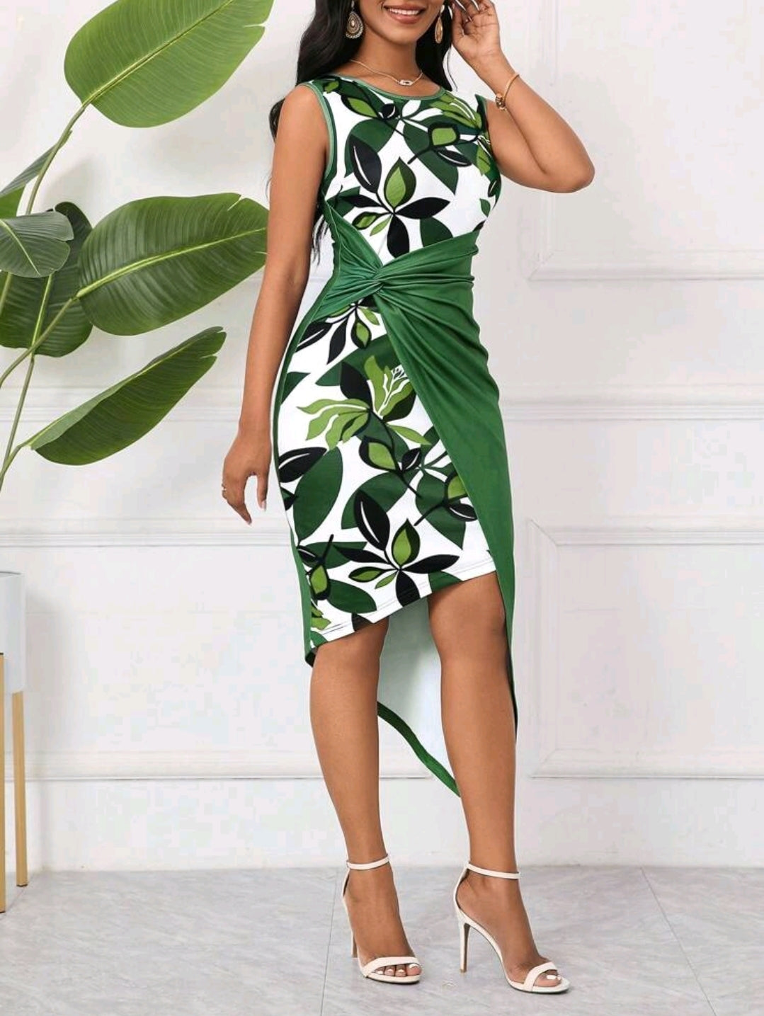 Robe de vacances mince avec ourlet torsadé et motif végétal