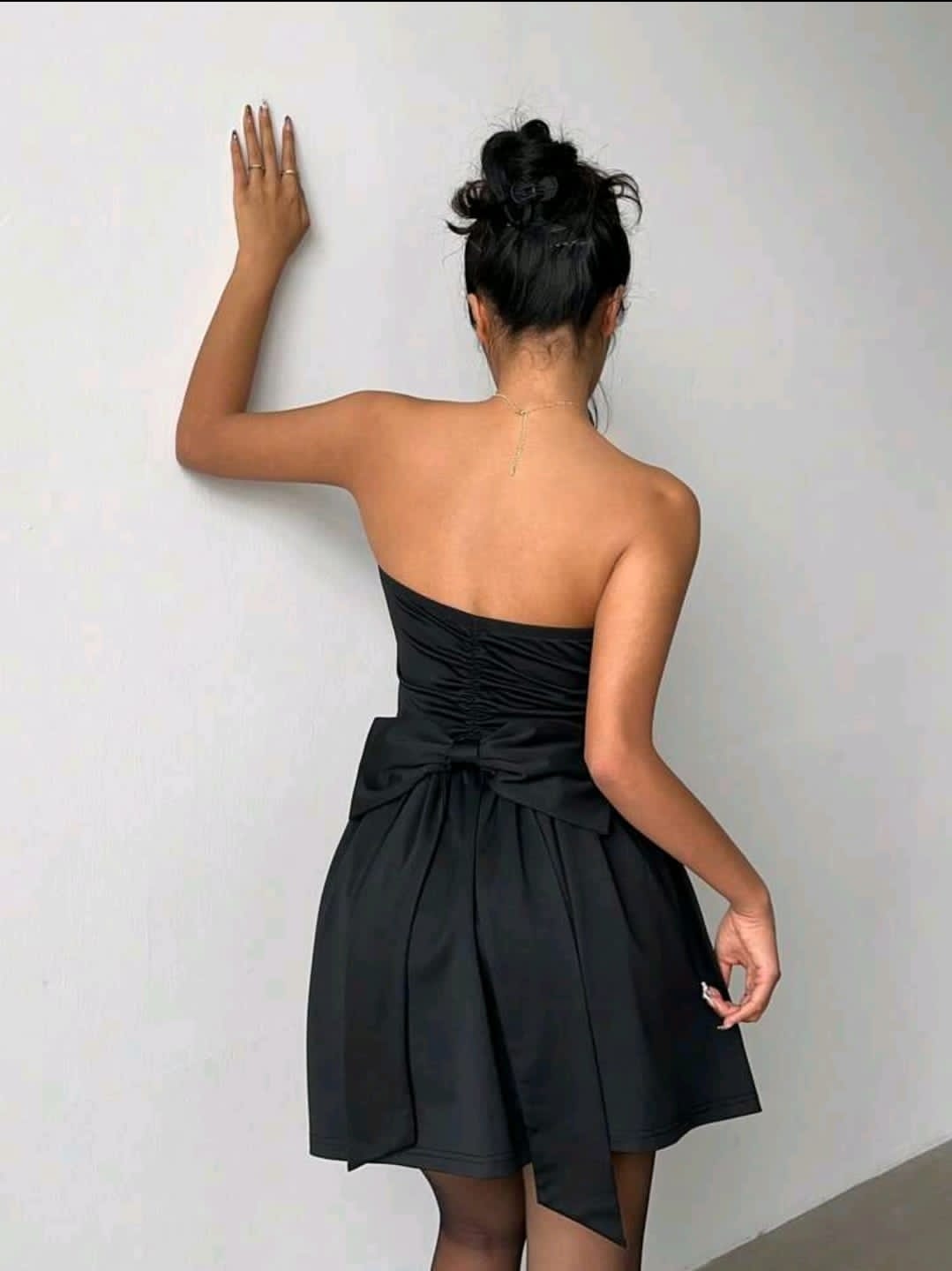 Aloruh Robe moulante élégante noire et moderne sans bretelles, très courte avec un nœud papillon, pour femmes, à porter pour la Saint-Valentin ou la remise des diplômes