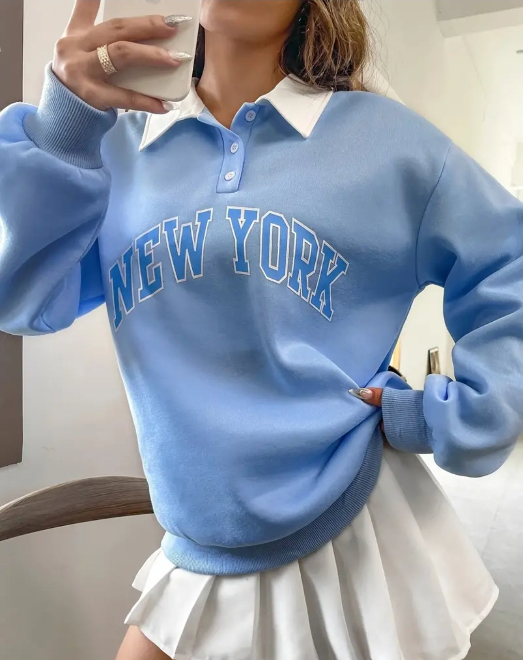 Pull-over pour femme, col polo, motif monogramme, adapté au sport et au quotidien.