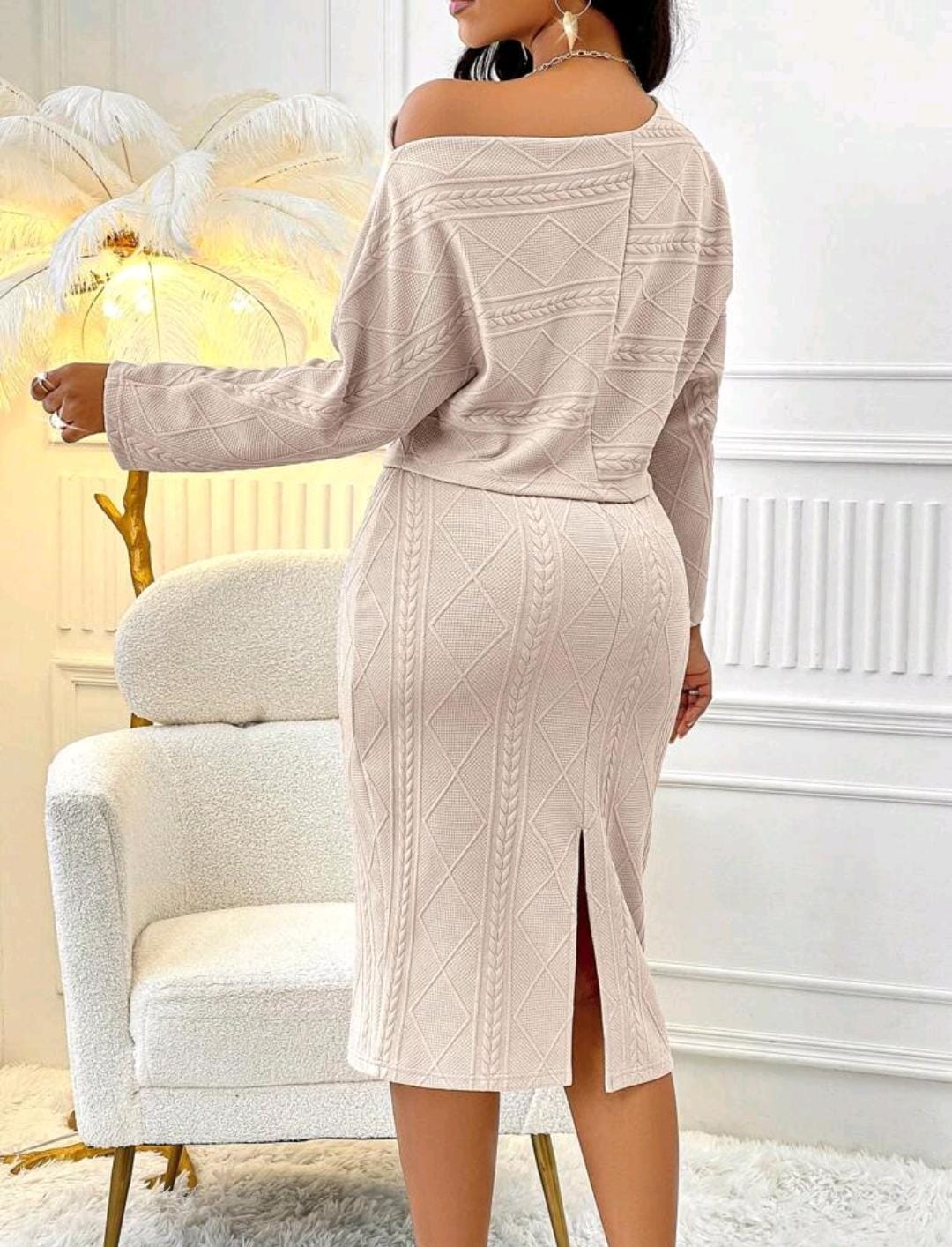 Ensemble deux pièces élégant comprenant un t-shirt en tricot côtelé et une jupe mi-longue