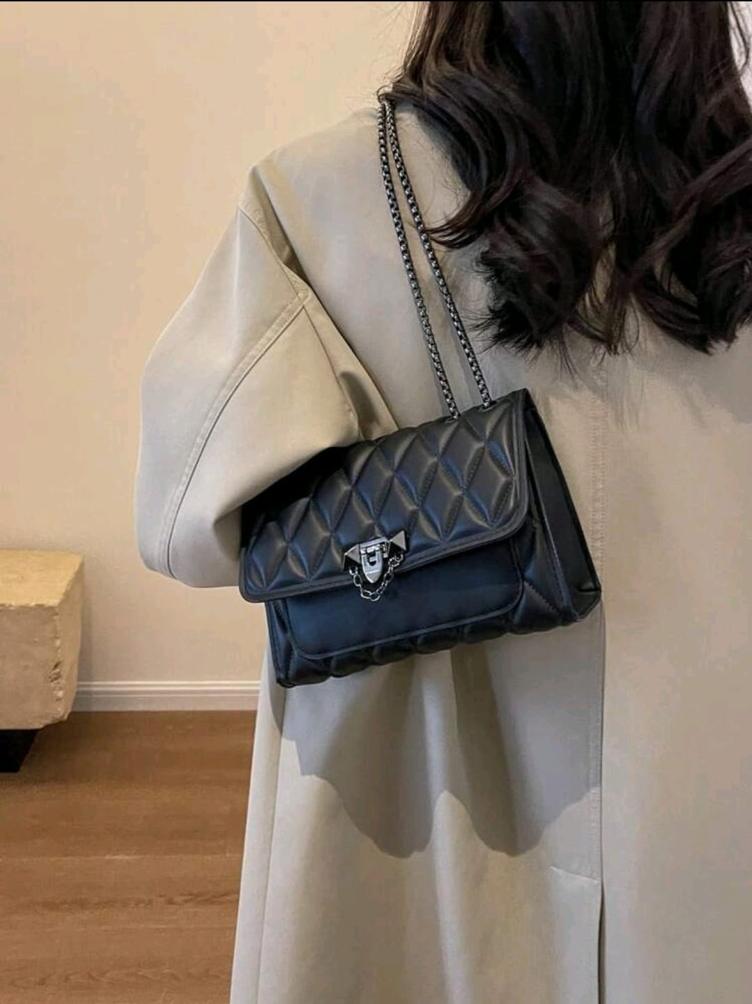1 pièce Sac à bandoulière minimaliste mode, fermeture à rabat avec fermoir en métal en forme de grille de diamant.