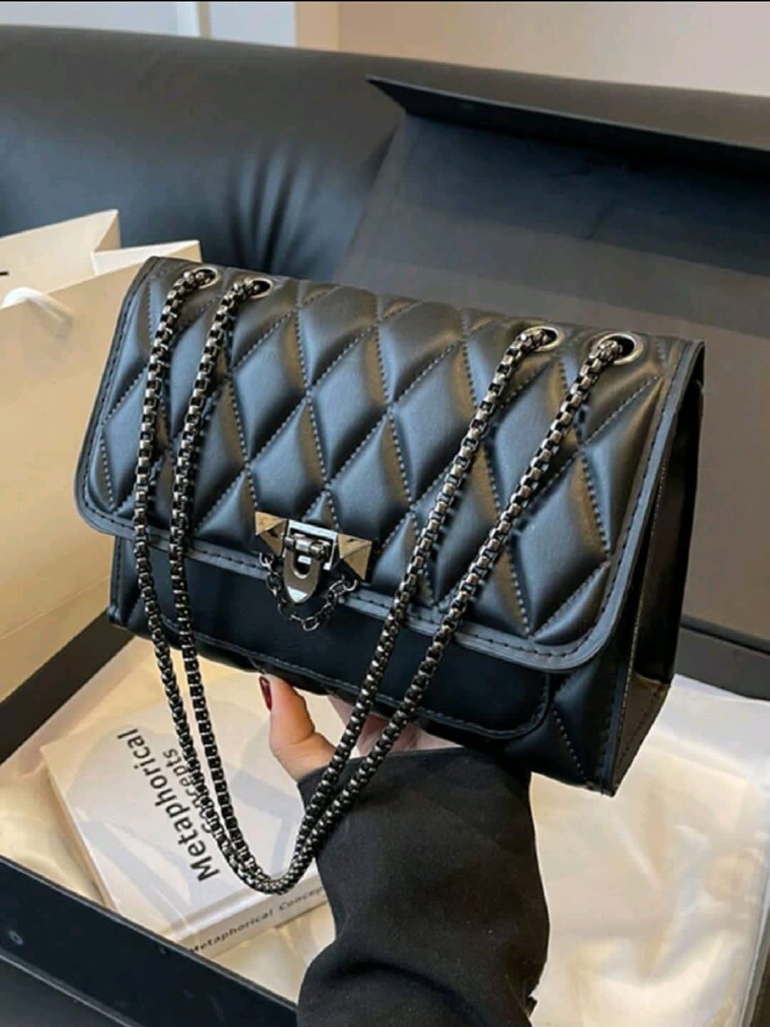 1 pièce Sac à bandoulière minimaliste mode, fermeture à rabat avec fermoir en métal en forme de grille de diamant.