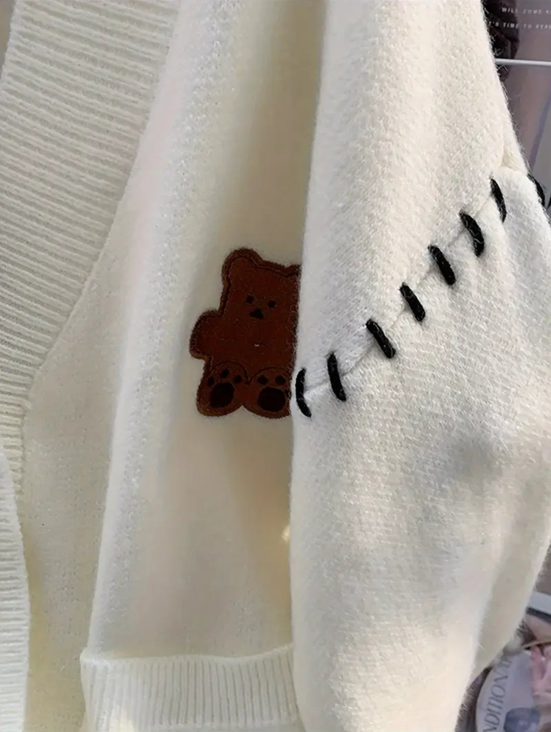 1pc Cardigan en tricot à col en V pour femme avec couleur contrastée et détail d'ours en peluche