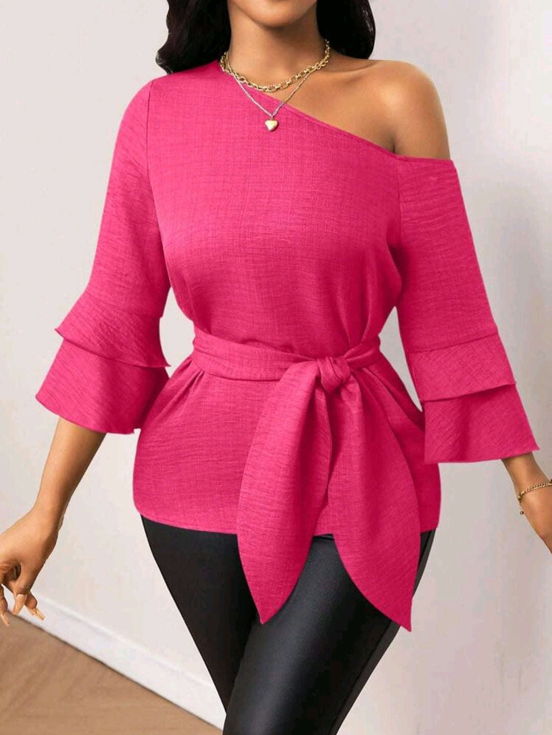 Lyxana Chemise à col asymétrique avec manches volantées effet denim couleur unie avec lien
