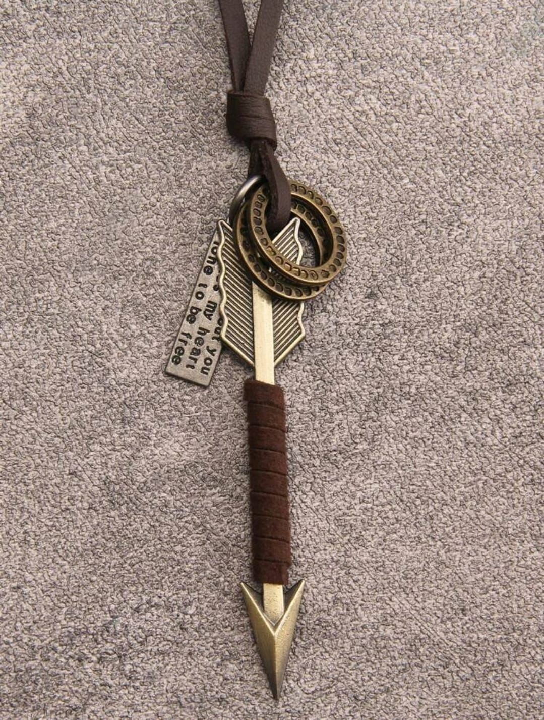 1 pièce Collier pendentif en alliage et en forme de pointe de flèche avec corde torsadée pour hommes, cadeau de la Saint-Valentin