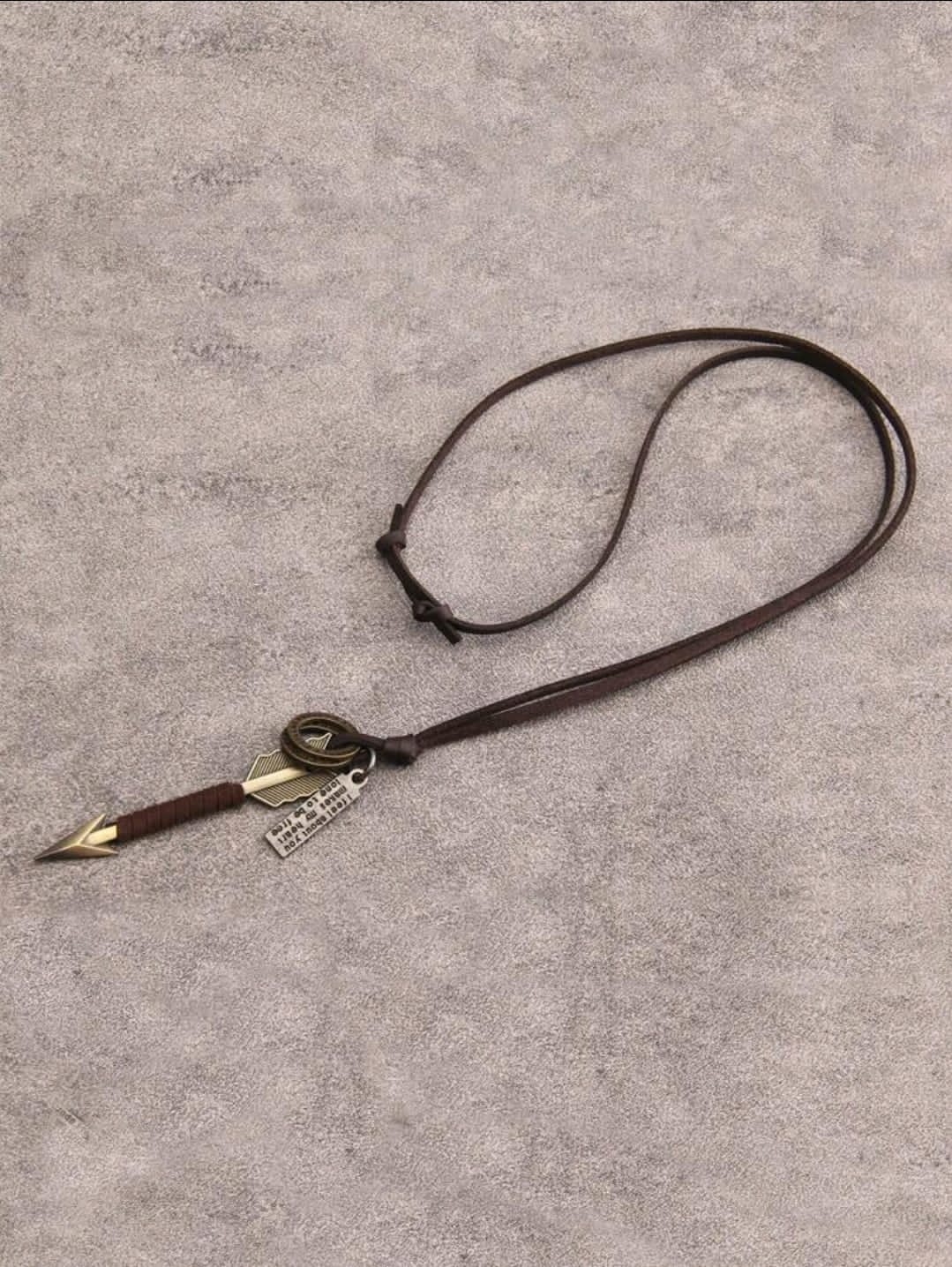 1 pièce Collier pendentif en alliage et en forme de pointe de flèche avec corde torsadée pour hommes, cadeau de la Saint-Valentin