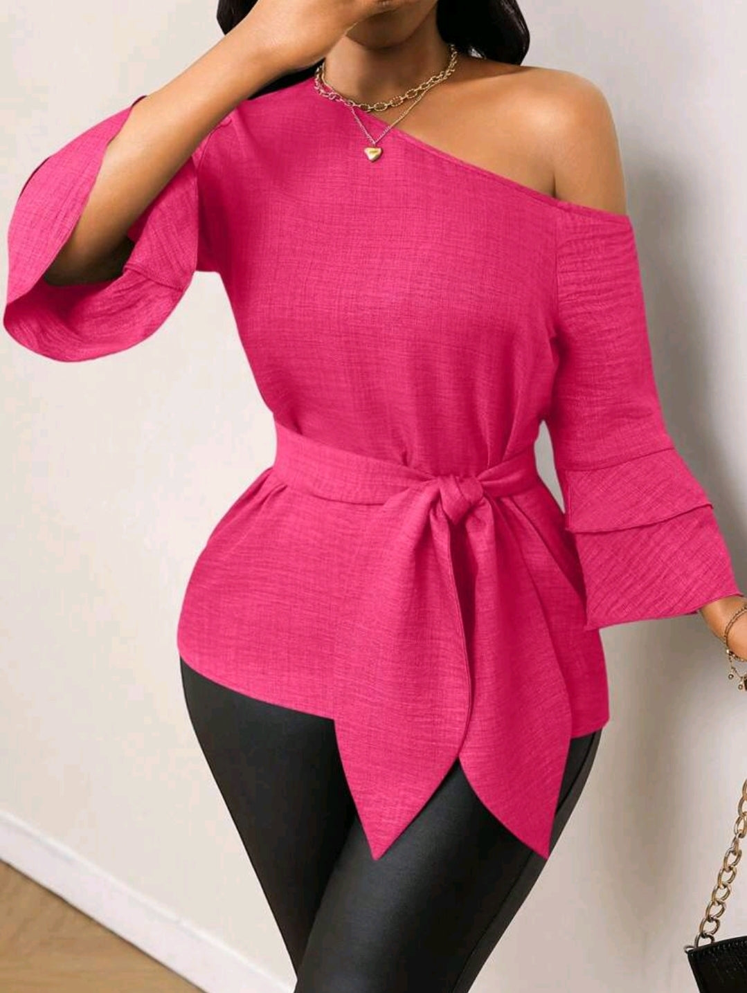 Lyxana Chemise à col asymétrique avec manches volantées effet denim couleur unie avec lien