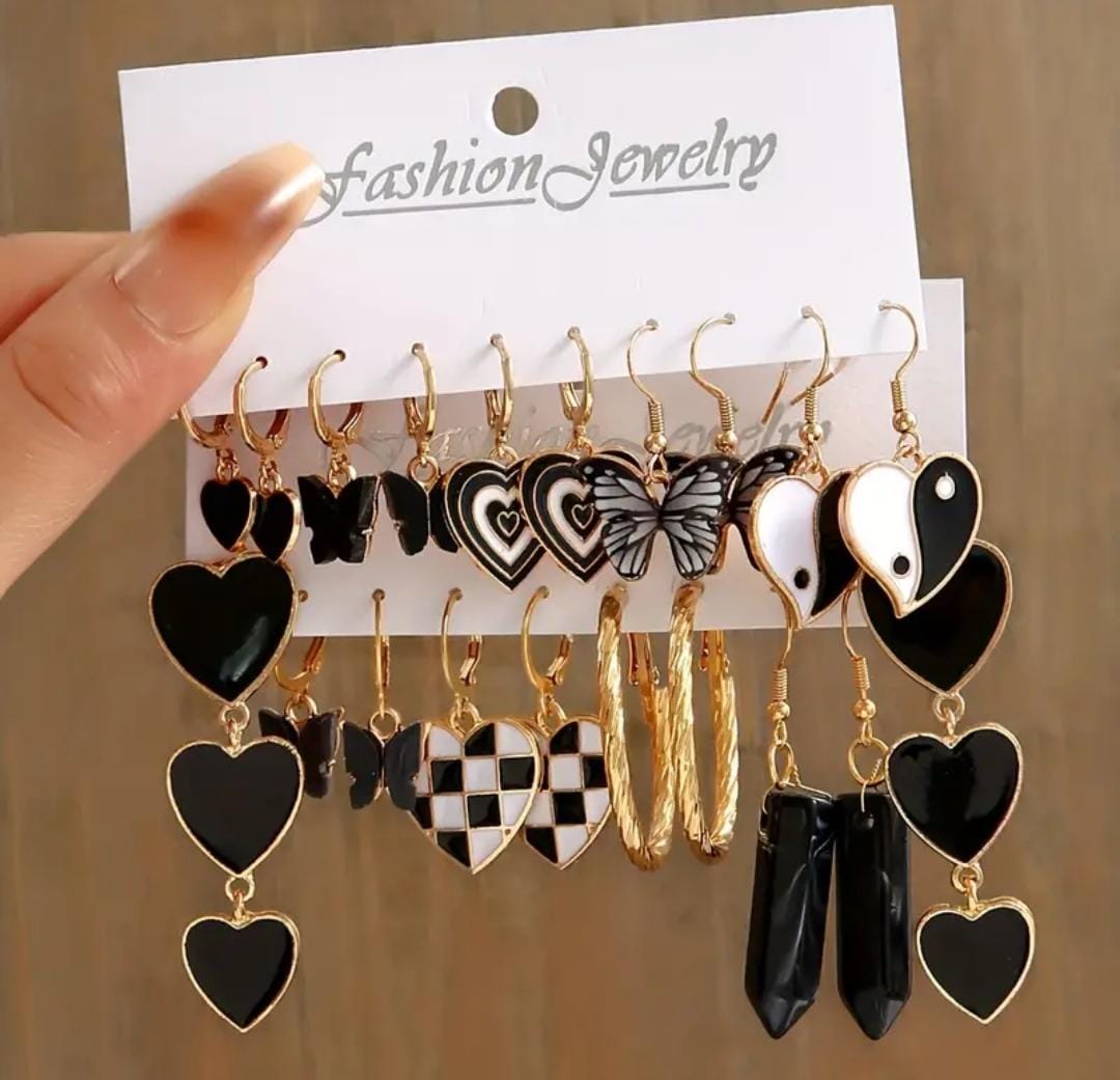Un grand ensemble de 10 paires de boucles d'oreilles pendentif imitation jade imitant le punk vintage noir coulant à l'huile avec un cœur et une papillon.