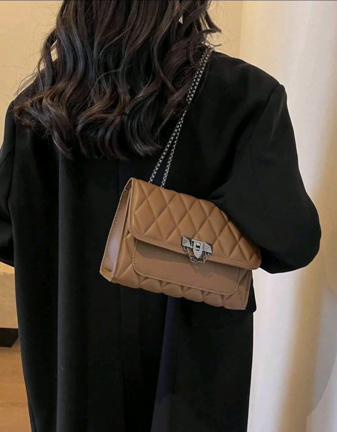 1 pièce Sac à bandoulière minimaliste mode, fermeture à rabat avec fermoir en métal en forme de grille de diamant.