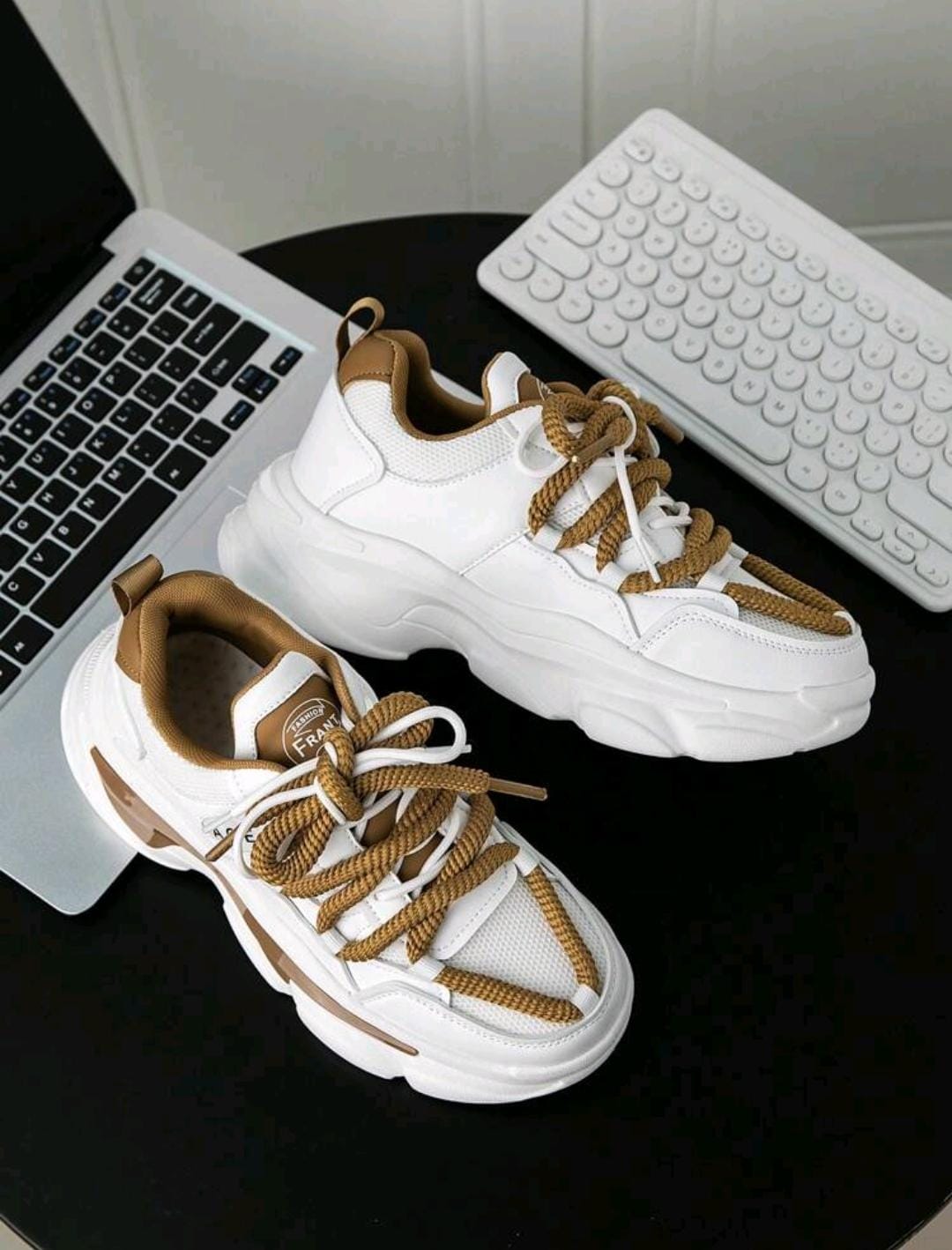 Baskets à la mode pour hommes avec design à lacets bicolores et accent 3D, en tissu mesh respirant