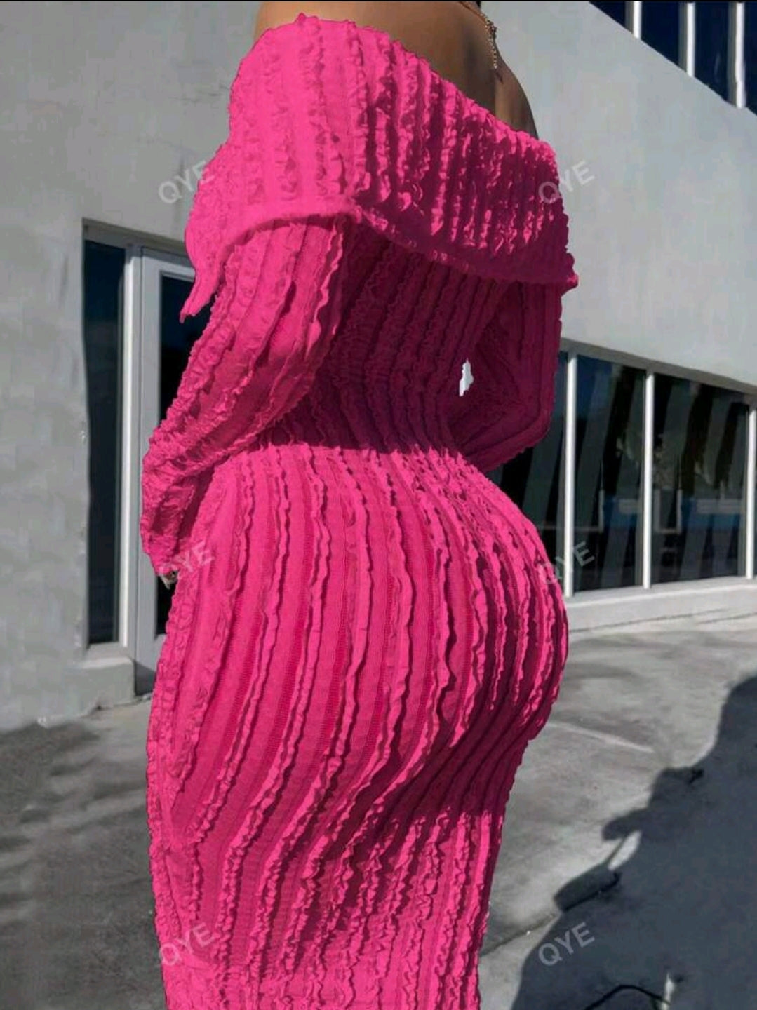 Robe ajustée à manches longues avec épaule dégagée, en coloris abricot, tissu texturé, convient pour les rendez-vous romantiques et les vacances