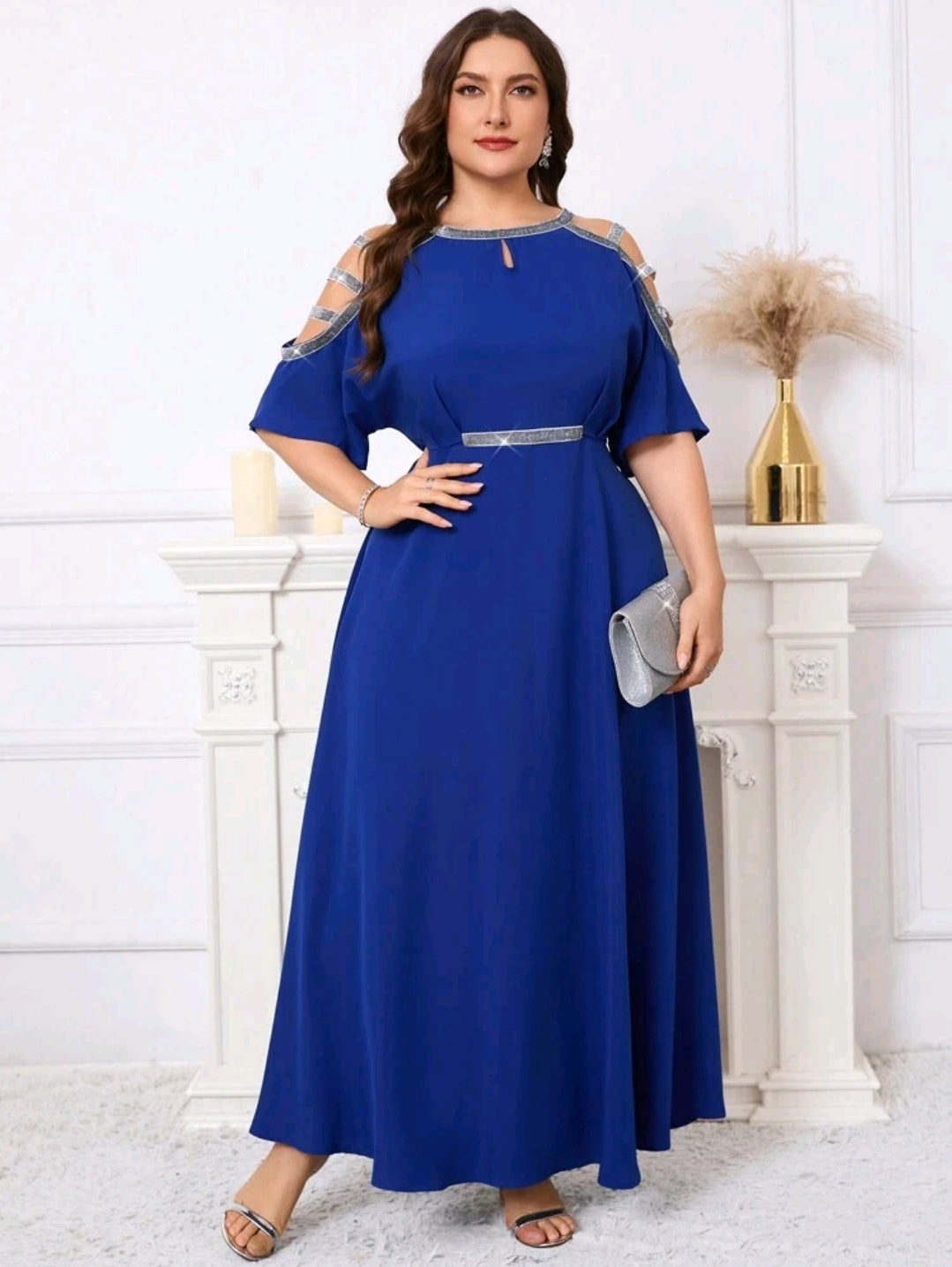 Clasi Robe en A aux courbes féminines avec taille soulignée par des sequins étincelants argentés, robe bleue élégante,