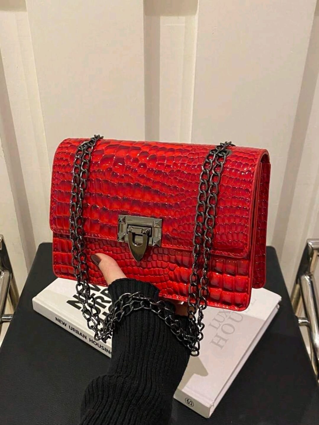 Un sac à épaule rétro de mode pour femme, sac bandoulière léger en chaîne métallique