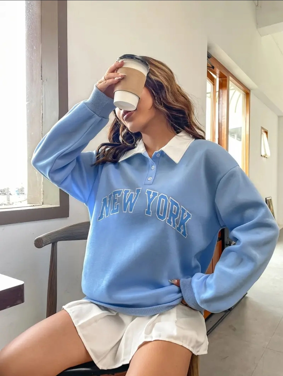 Pull-over pour femme, col polo, motif monogramme, adapté au sport et au quotidien.