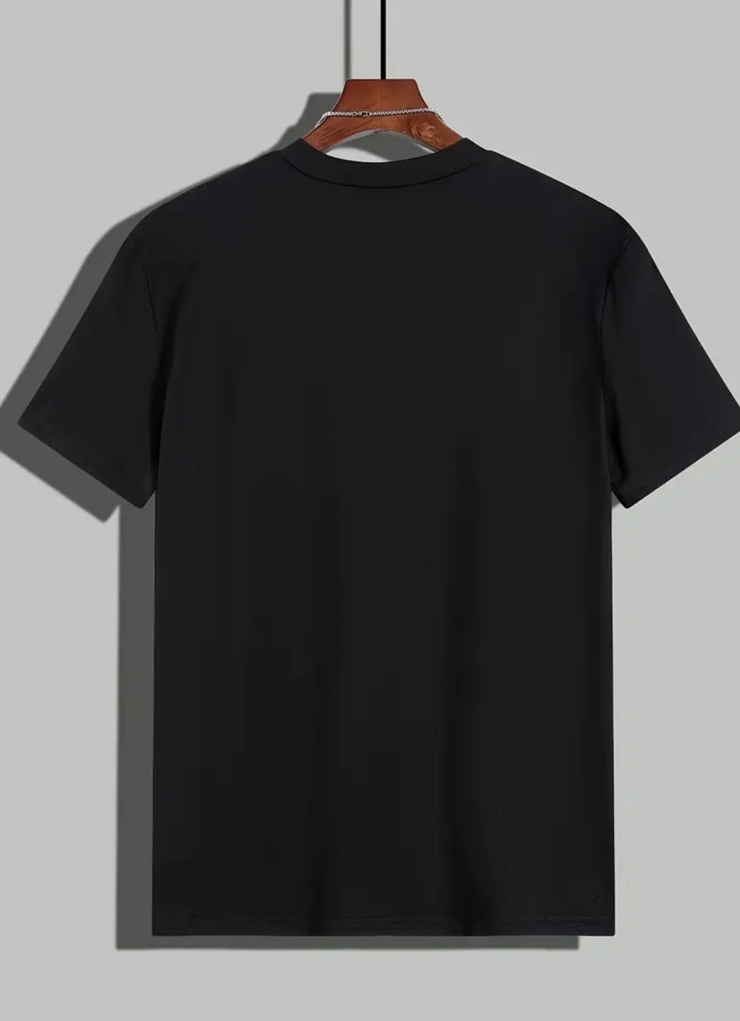 Une T-shirt à manches courtes pour hommes, en polyester 100%, avec un ajustement ample