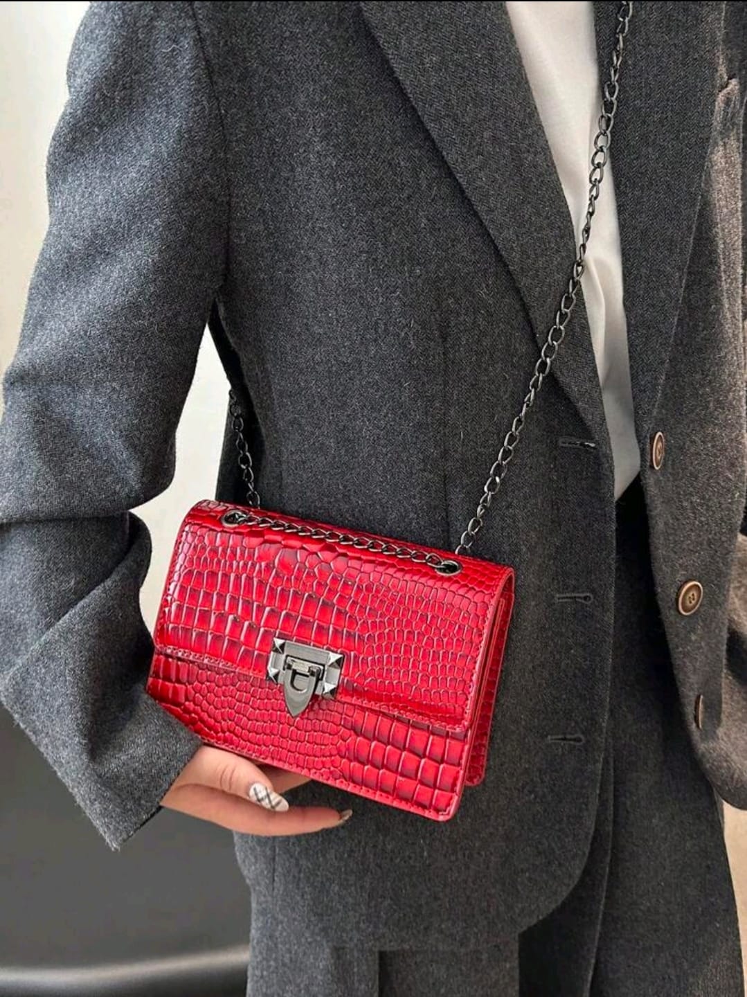Un sac à épaule rétro de mode pour femme, sac bandoulière léger en chaîne métallique