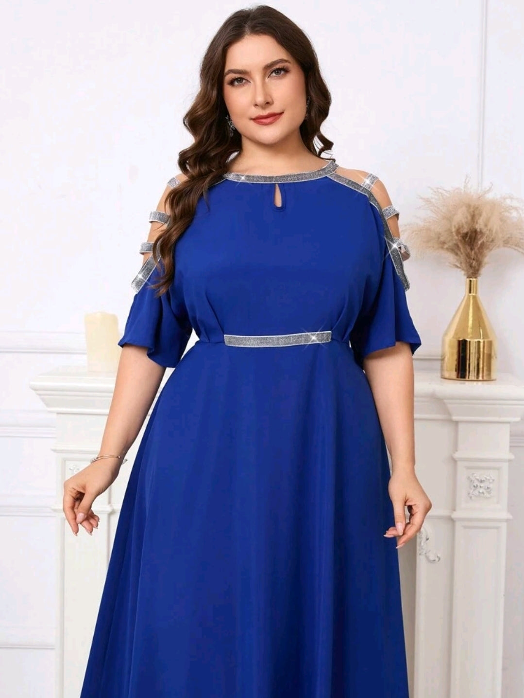 Clasi Robe en A aux courbes féminines avec taille soulignée par des sequins étincelants argentés, robe bleue élégante,