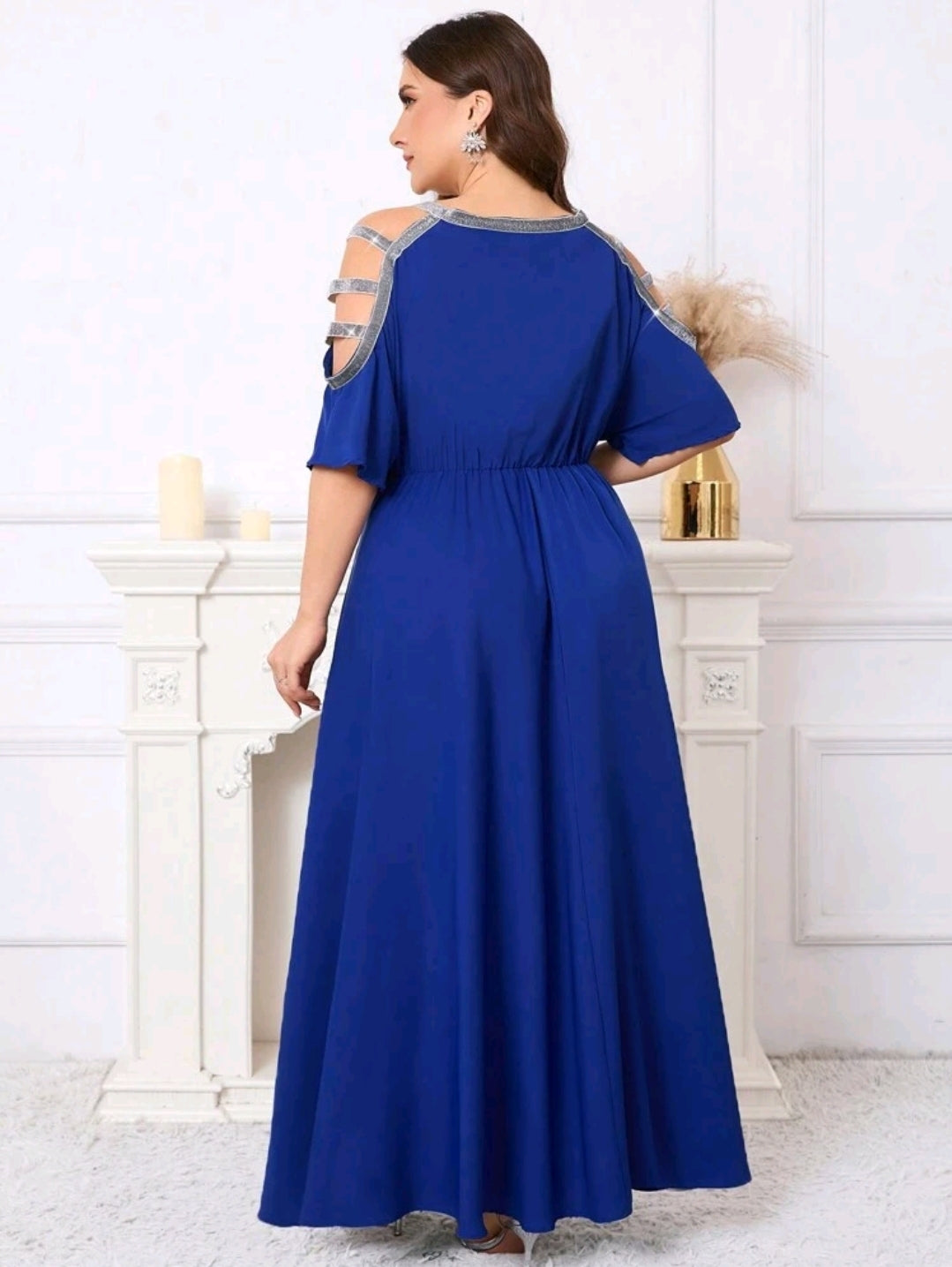 Clasi Robe en A aux courbes féminines avec taille soulignée par des sequins étincelants argentés, robe bleue élégante,