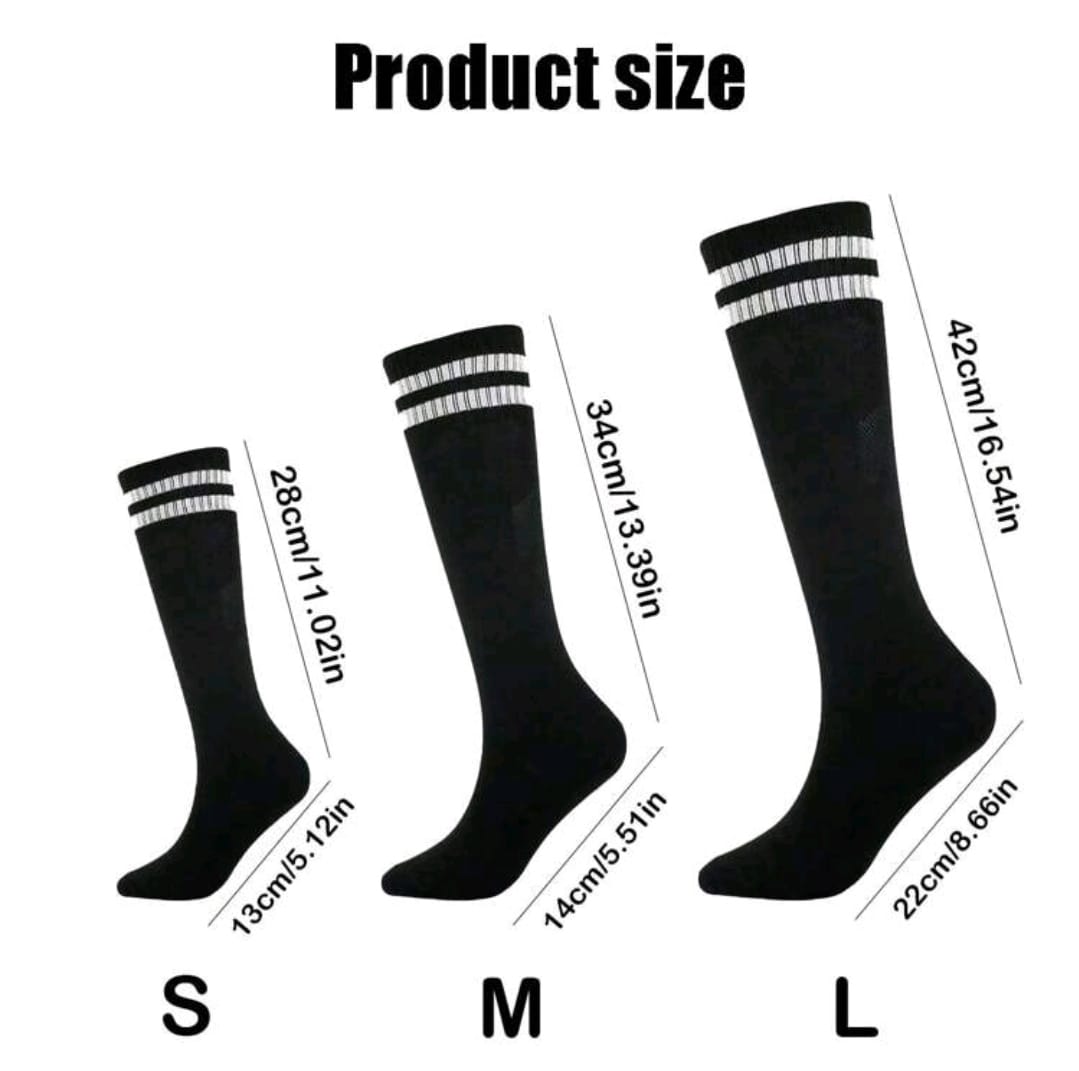 1 set de chaussettes de football avec protège-tibias et sangles montant jusqu'aux genoux