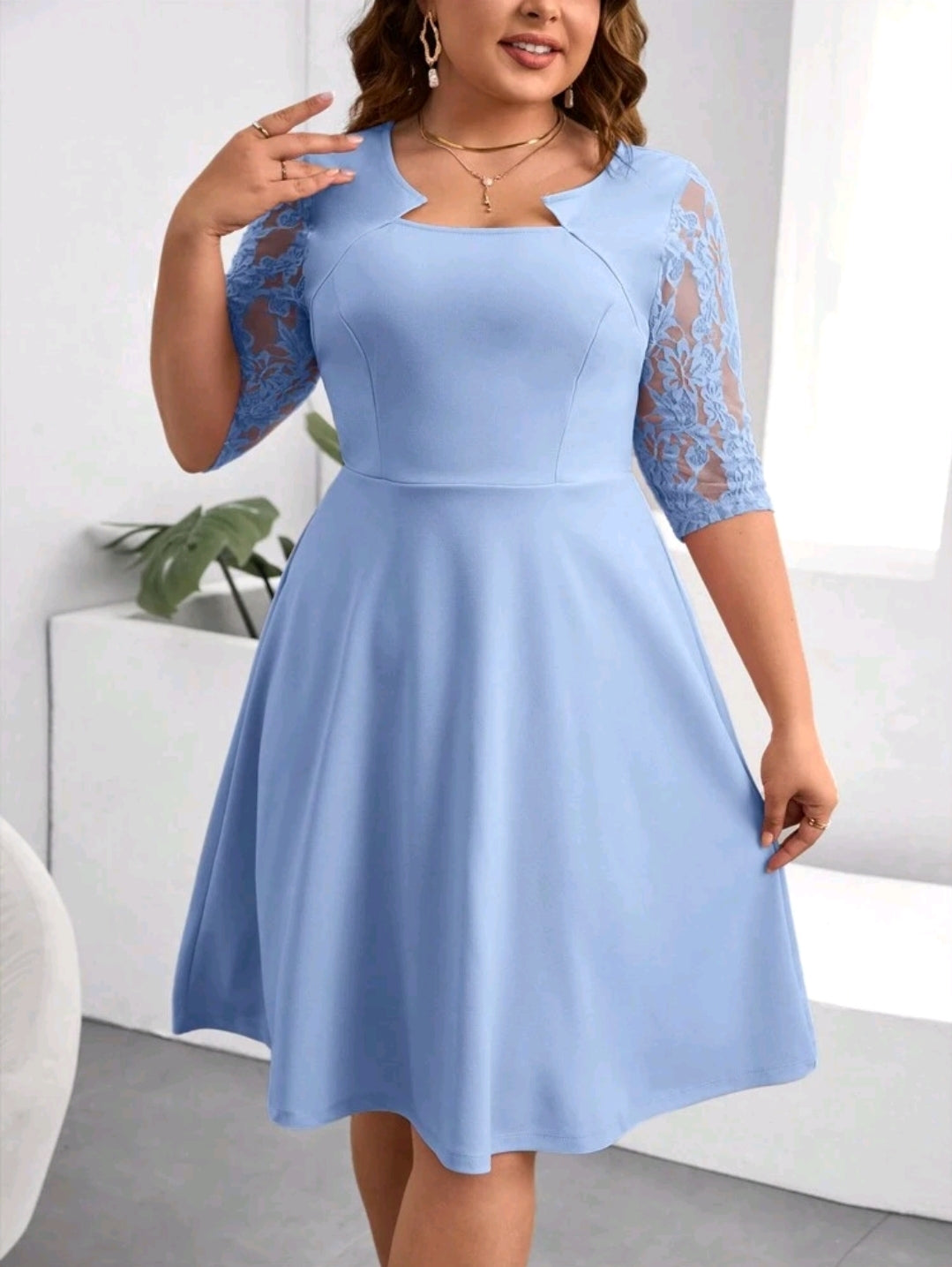 Robe élégante à manches courtes avec dentelle contrastante pour femmes grandes tailles