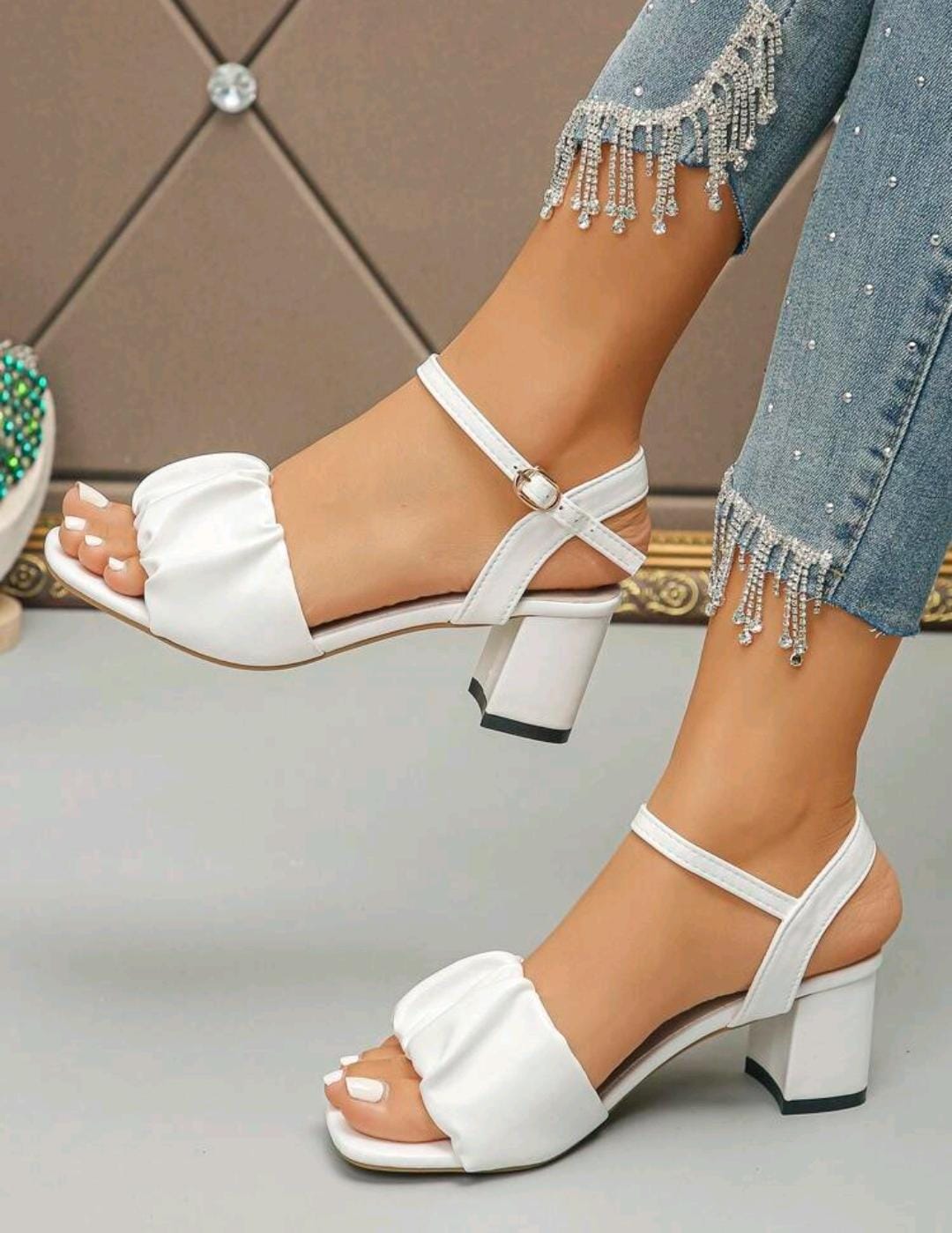 Sandales à talons hauts pour femme avec lanières plissées