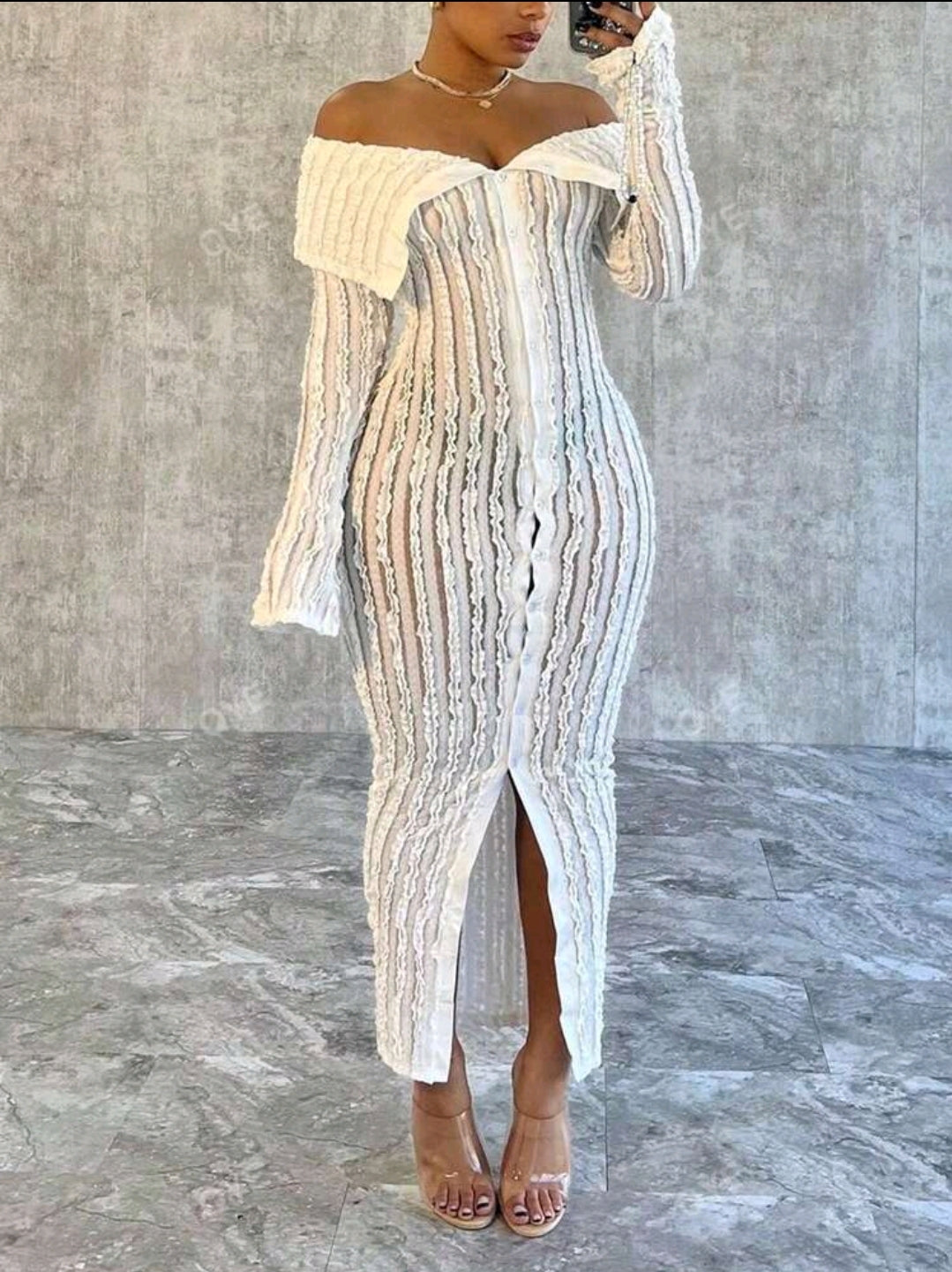 Robe ajustée à manches longues avec épaule dégagée, en coloris abricot, tissu texturé, convient pour les rendez-vous romantiques et les vacances