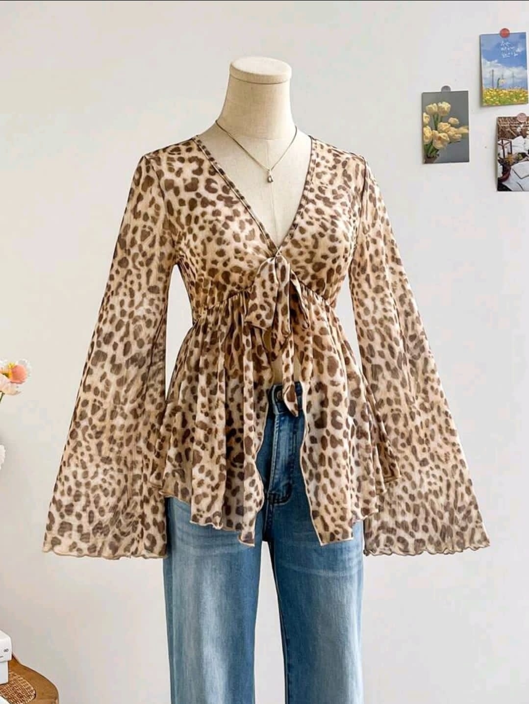 Soleia Blouse asymétrique avec col V, manches papillon et attache devant, imprimé léopard rétro. Style vacances pour l'automne