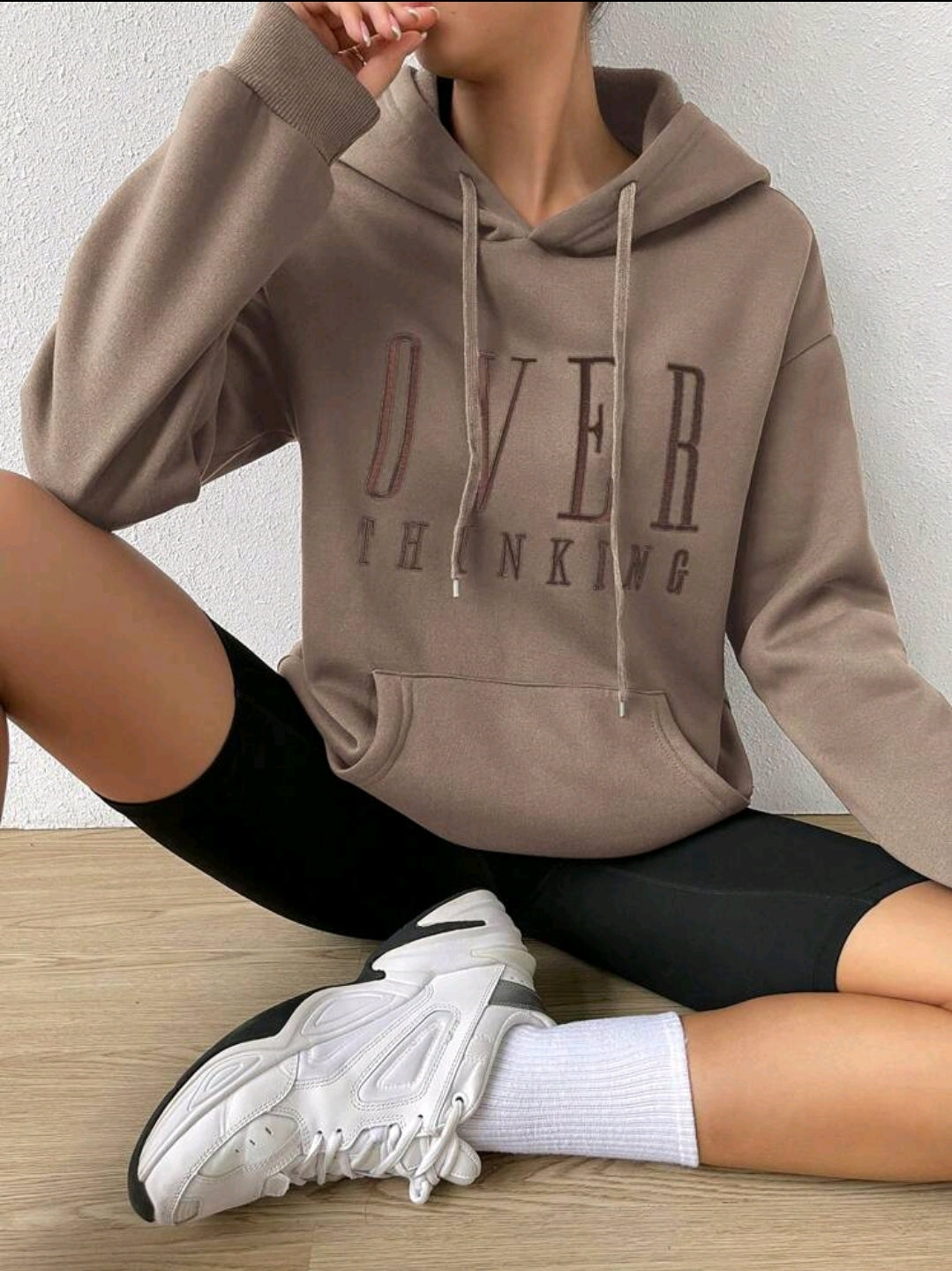 Flirla Sweat-shirt à capuche ample à cordon avec slogan "Femmes Surréfléchir", manches longues, hauts à manches longues