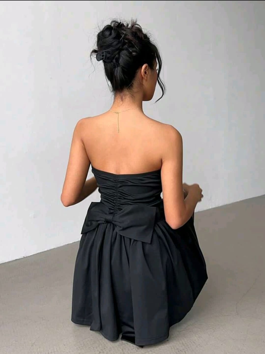 Aloruh Robe moulante élégante noire et moderne sans bretelles, très courte avec un nœud papillon, pour femmes, à porter pour la Saint-Valentin ou la remise des diplômes