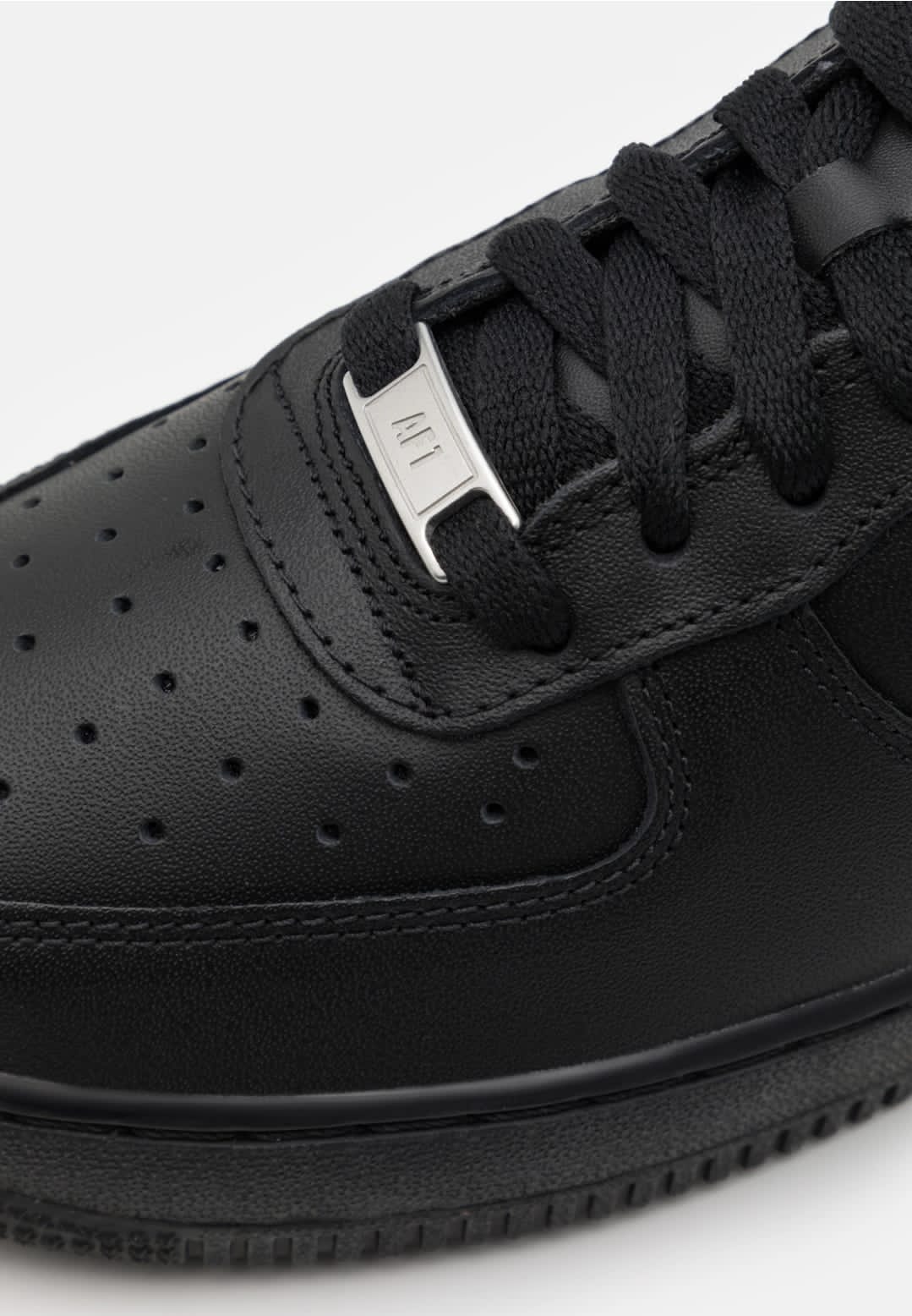 Baskets basses 'AIR FORCE 1 07' Nike Sportswear en Noir