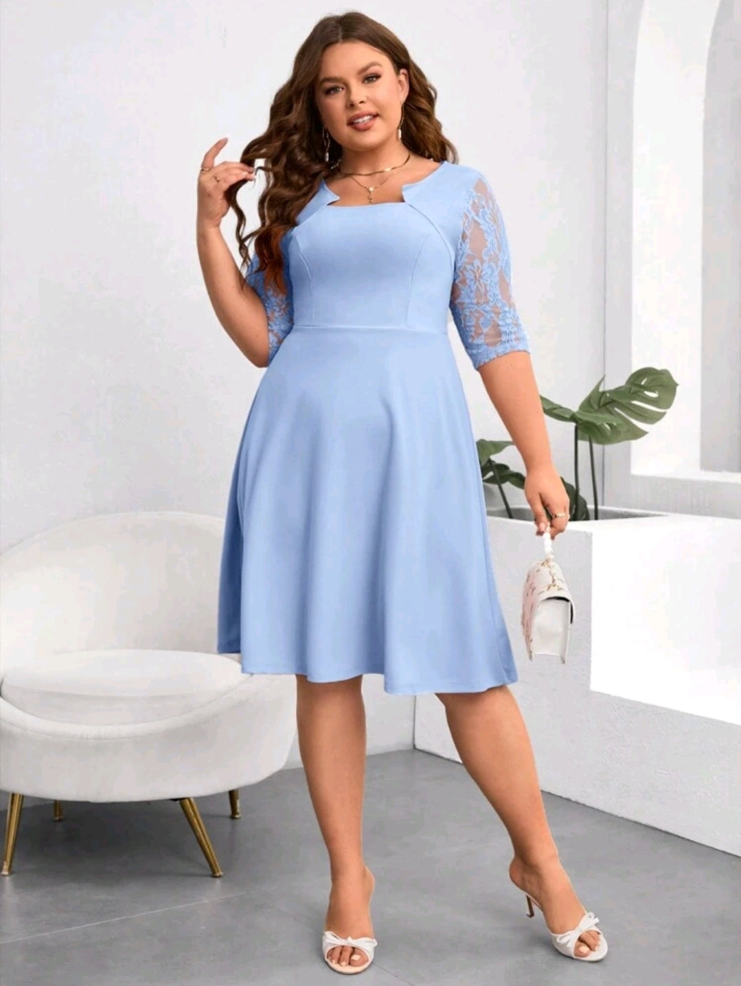 Robe élégante à manches courtes avec dentelle contrastante pour femmes grandes tailles