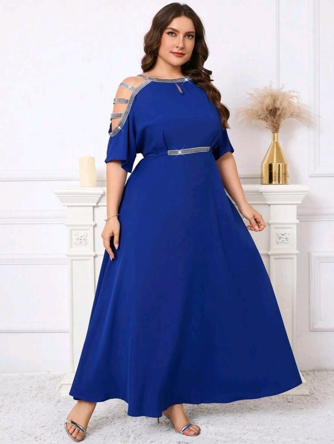 Clasi Robe en A aux courbes féminines avec taille soulignée par des sequins étincelants argentés, robe bleue élégante,