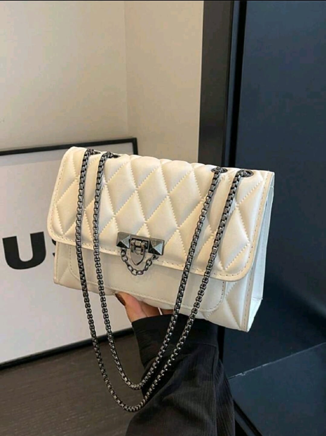 1 pièce Sac à bandoulière minimaliste mode, fermeture à rabat avec fermoir en métal en forme de grille de diamant.
