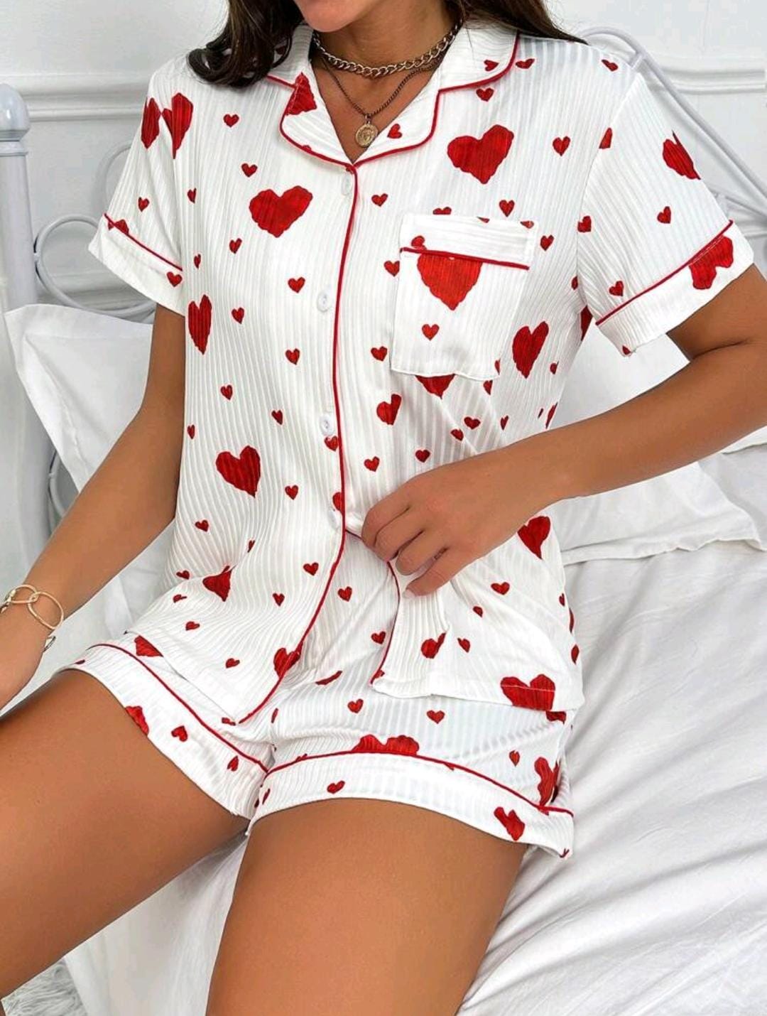 Ensemble de pyjama côtelé à imprimé cœur avec chemise à boutons et short à manches courtes