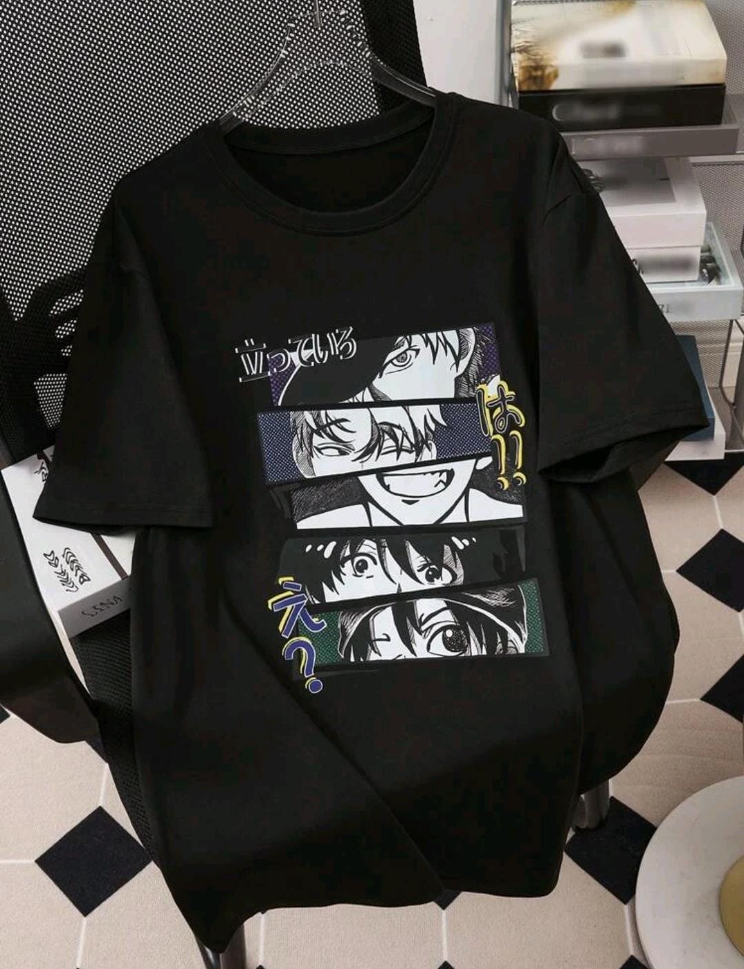 Manfinity Hypemode T-shirt graphique à motif de personnage masculin et de lettre japonaise, vêtements d'anime. T-shirt noir à motif graphique pour hommes, vêtements graphiques pour hommes