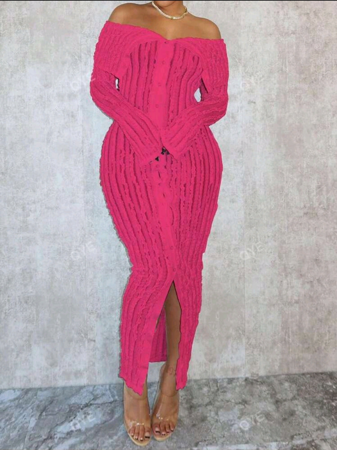 Robe ajustée à manches longues avec épaule dégagée, en coloris abricot, tissu texturé, convient pour les rendez-vous romantiques et les vacances