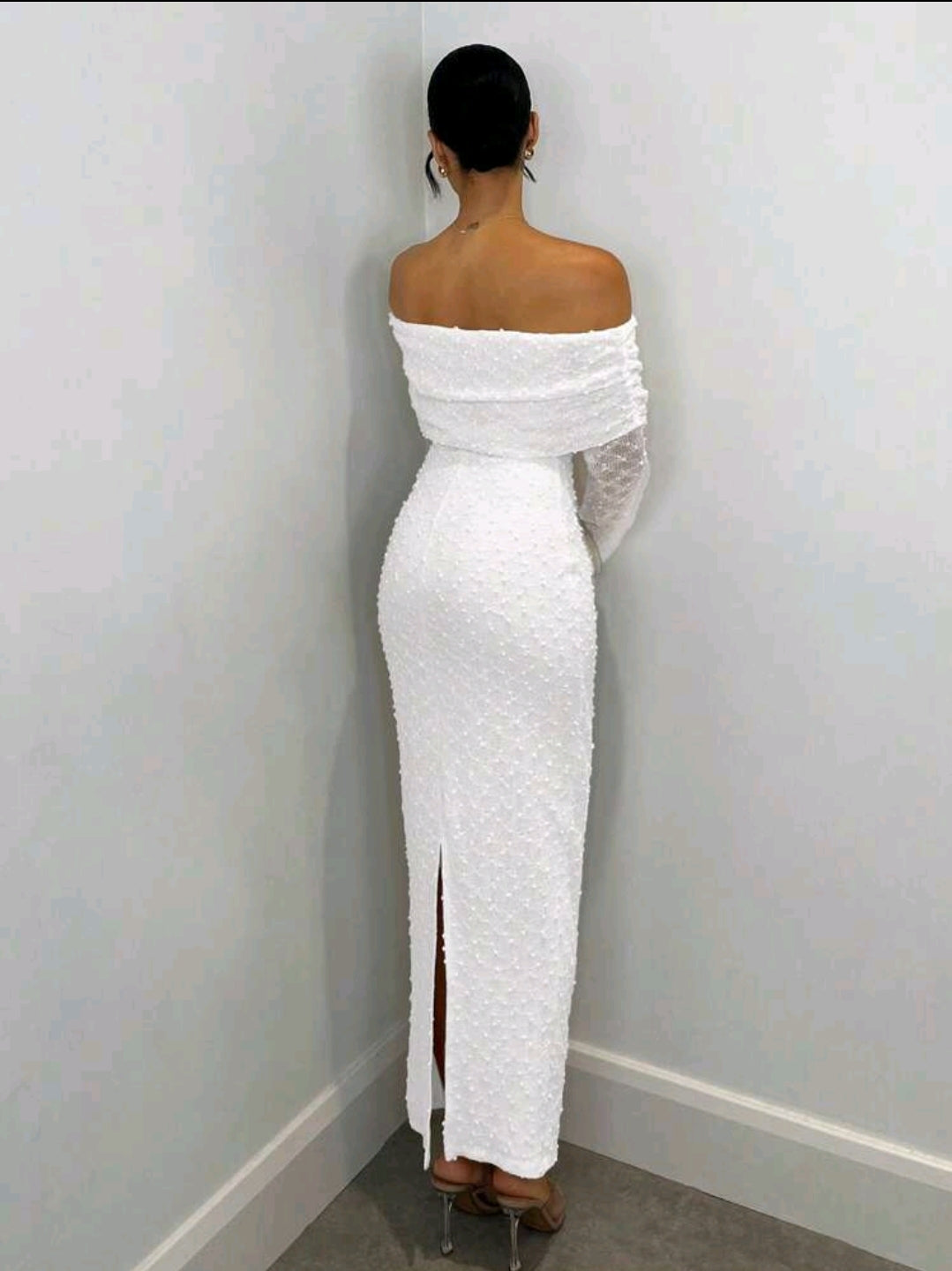 Robe ajustée à manches longues avec épaule dégagée, en coloris abricot, tissu texturé, convient pour les rendez-vous romantiques et les vacances