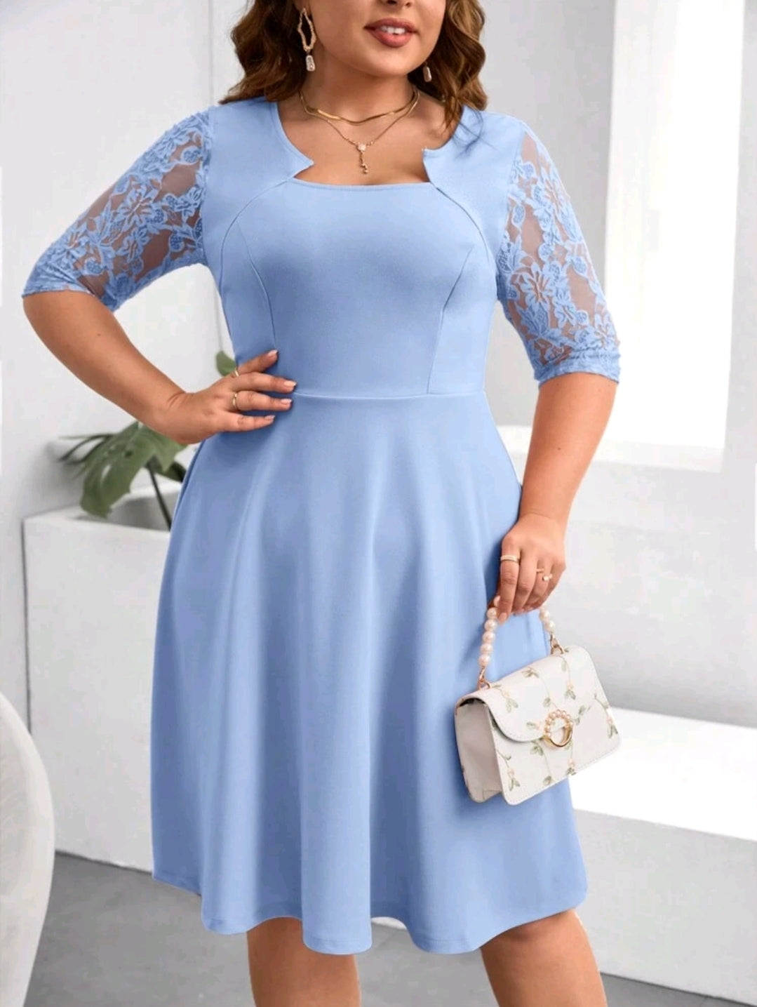 Robe élégante à manches courtes avec dentelle contrastante pour femmes grandes tailles
