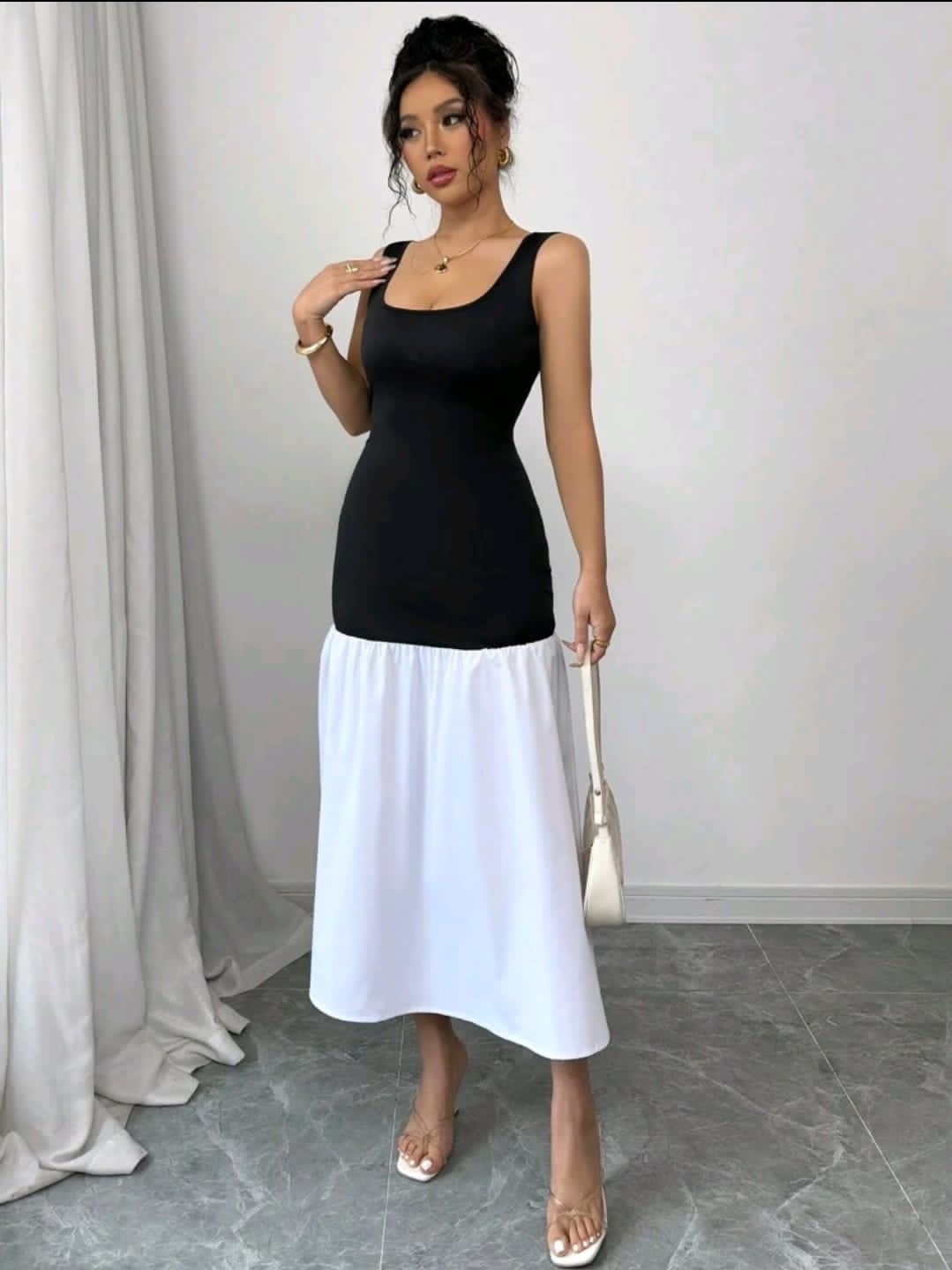 Rafferiza Robe de couleur noire et blanche ajustée avec encolure carrée