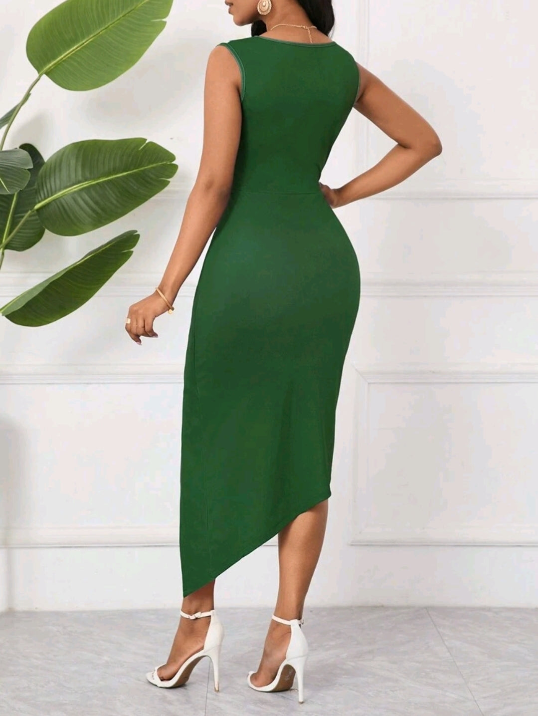 Robe de vacances mince avec ourlet torsadé et motif végétal