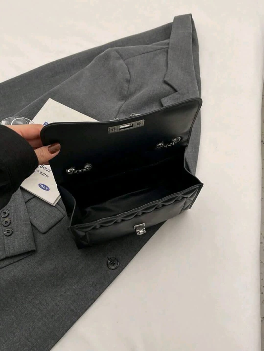 1 pièce Sac à bandoulière minimaliste mode, fermeture à rabat avec fermoir en métal en forme de grille de diamant.