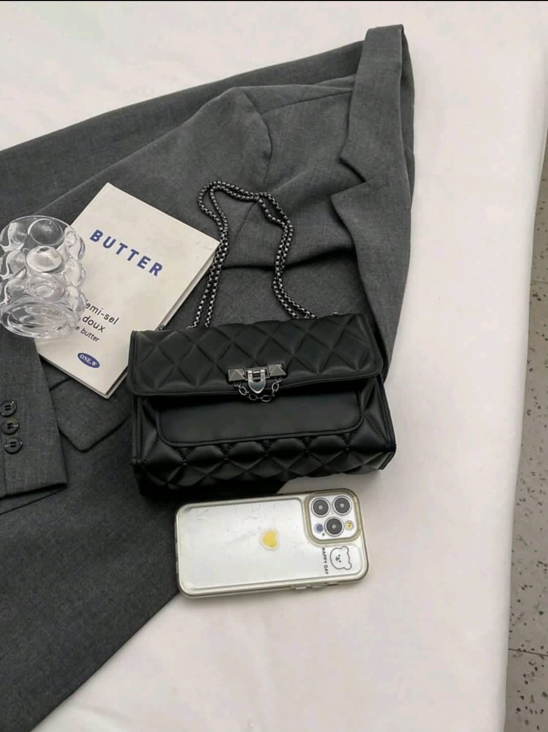 1 pièce Sac à bandoulière minimaliste mode, fermeture à rabat avec fermoir en métal en forme de grille de diamant.