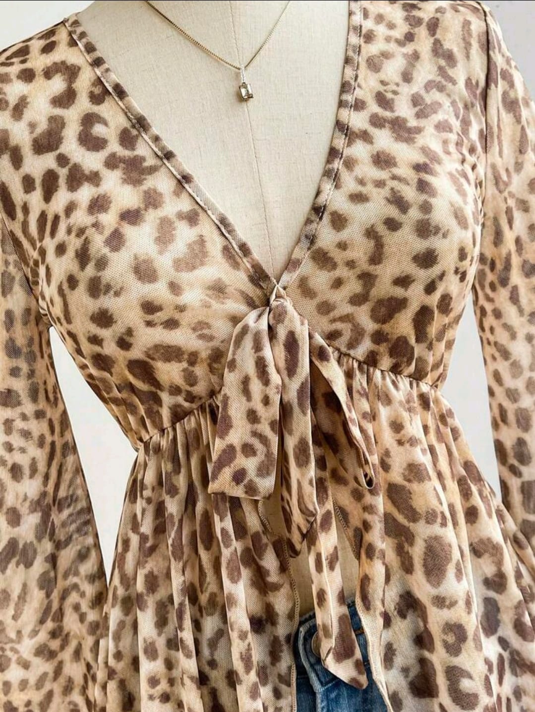 Soleia Blouse asymétrique avec col V, manches papillon et attache devant, imprimé léopard rétro. Style vacances pour l'automne