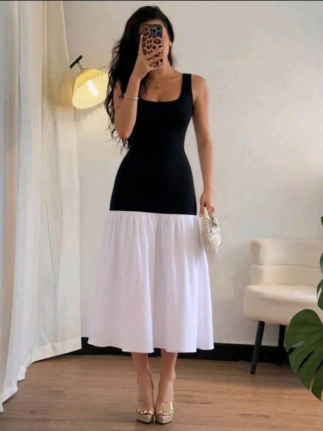 Rafferiza Robe de couleur noire et blanche ajustée avec encolure carrée